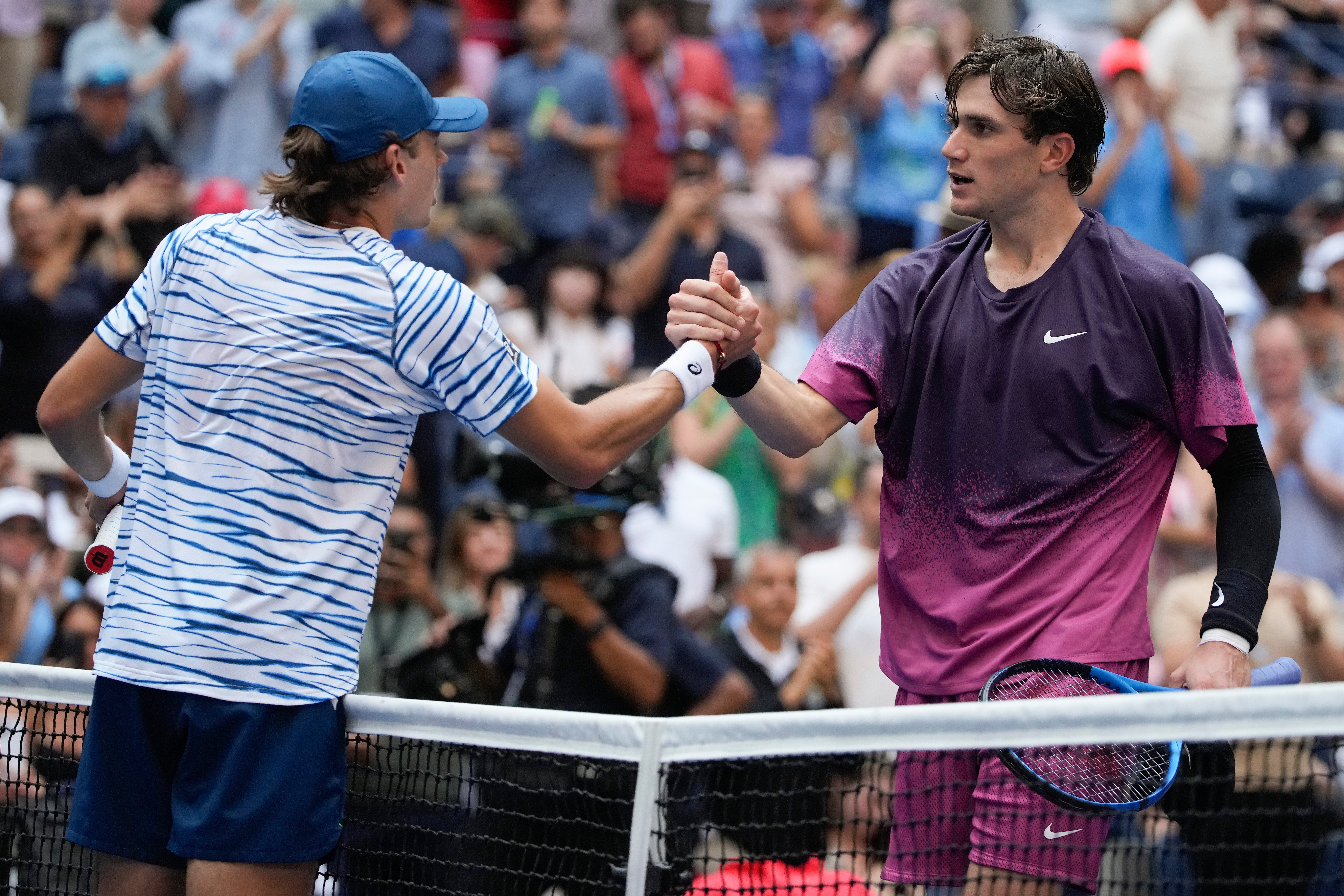 Jack Draper shakes hands with Alex de Minaur (Pamela Smith/AP)