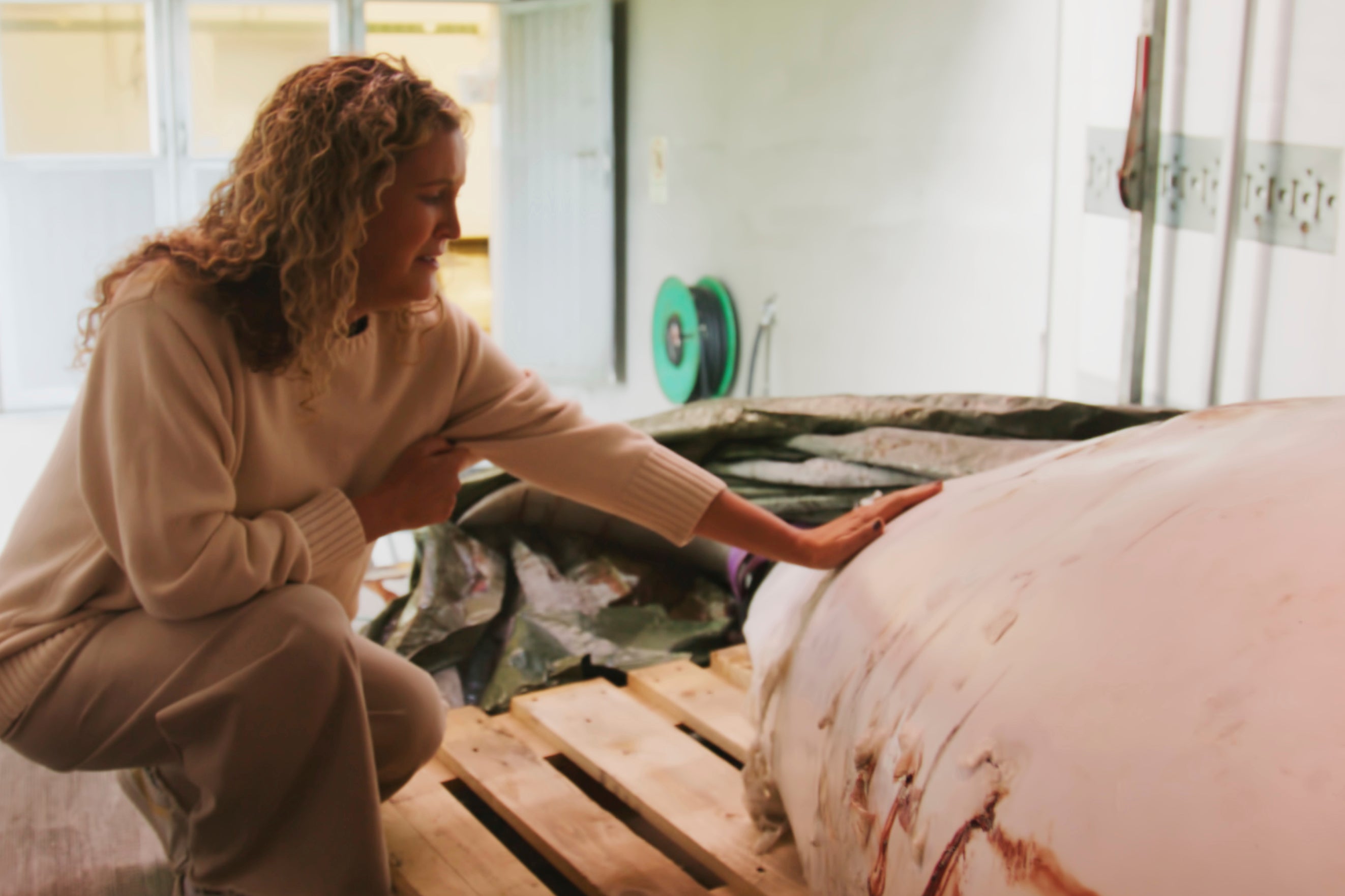 Regina Haug next to the carcass of the beluga whale Hvaldimir