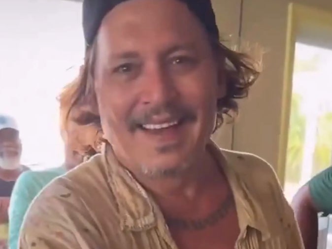 Johnny Depp apparently presents new teeth