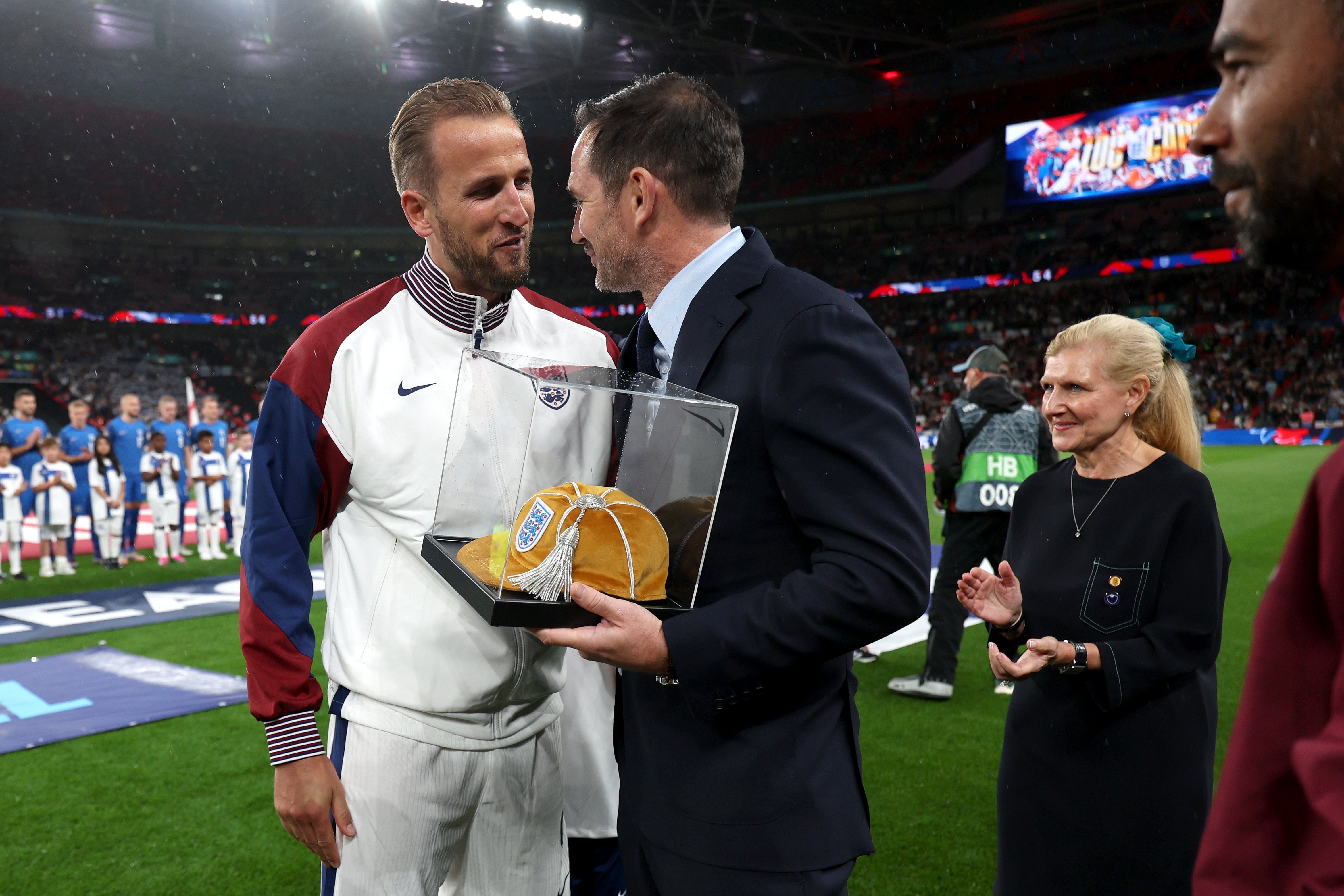 Frank Lampard presents Harry Kane with a golden cap