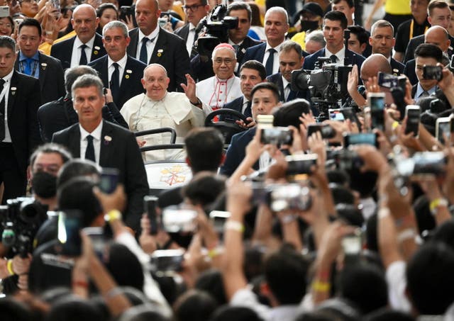 <p>Pope Francis (C) gestures to Catholic faithful as he arrives to lead a holy mass at the National Stadium, in Singapore</p>