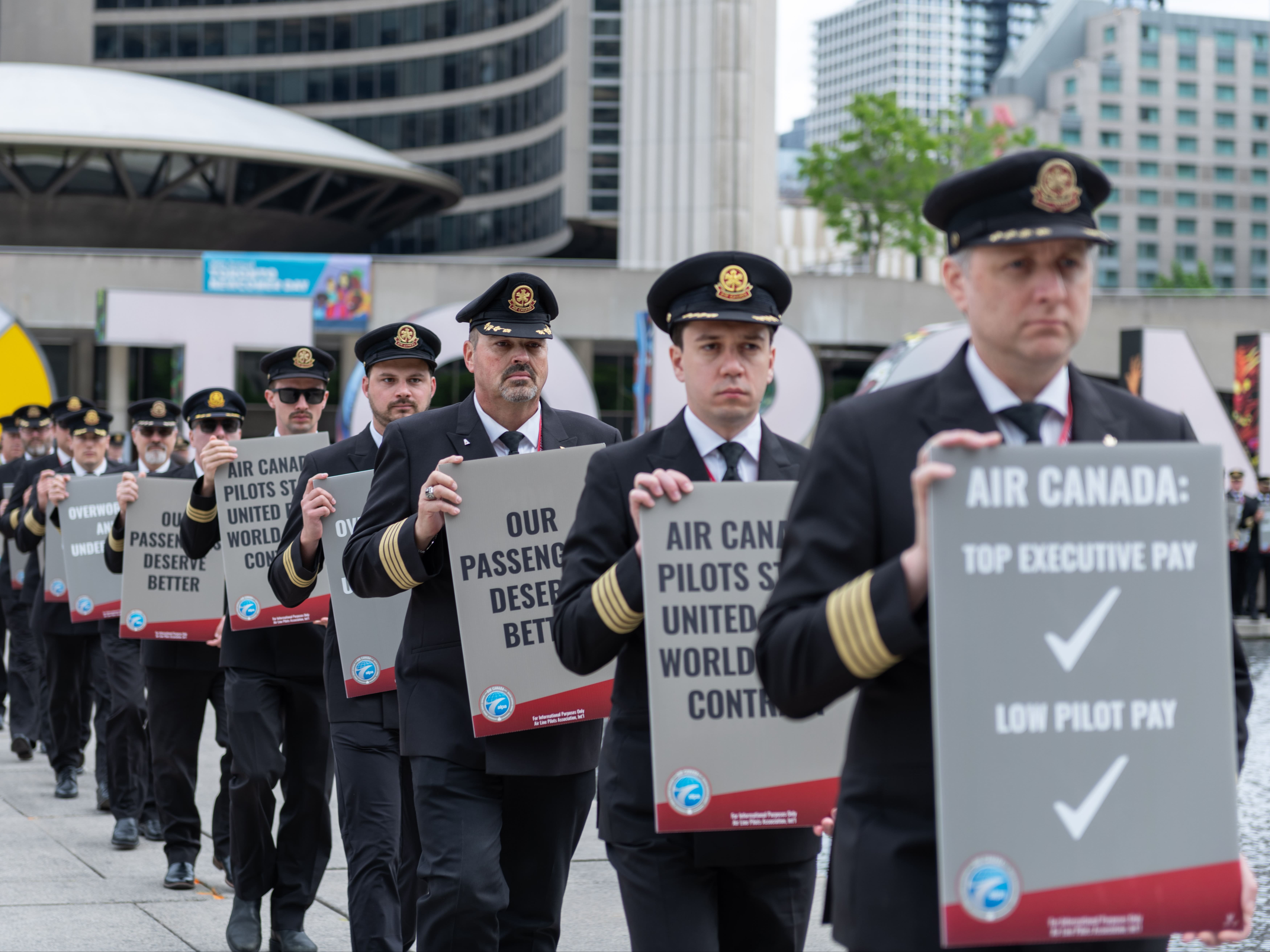 Lineup: Air Canada pilots demonstrate in Toronto