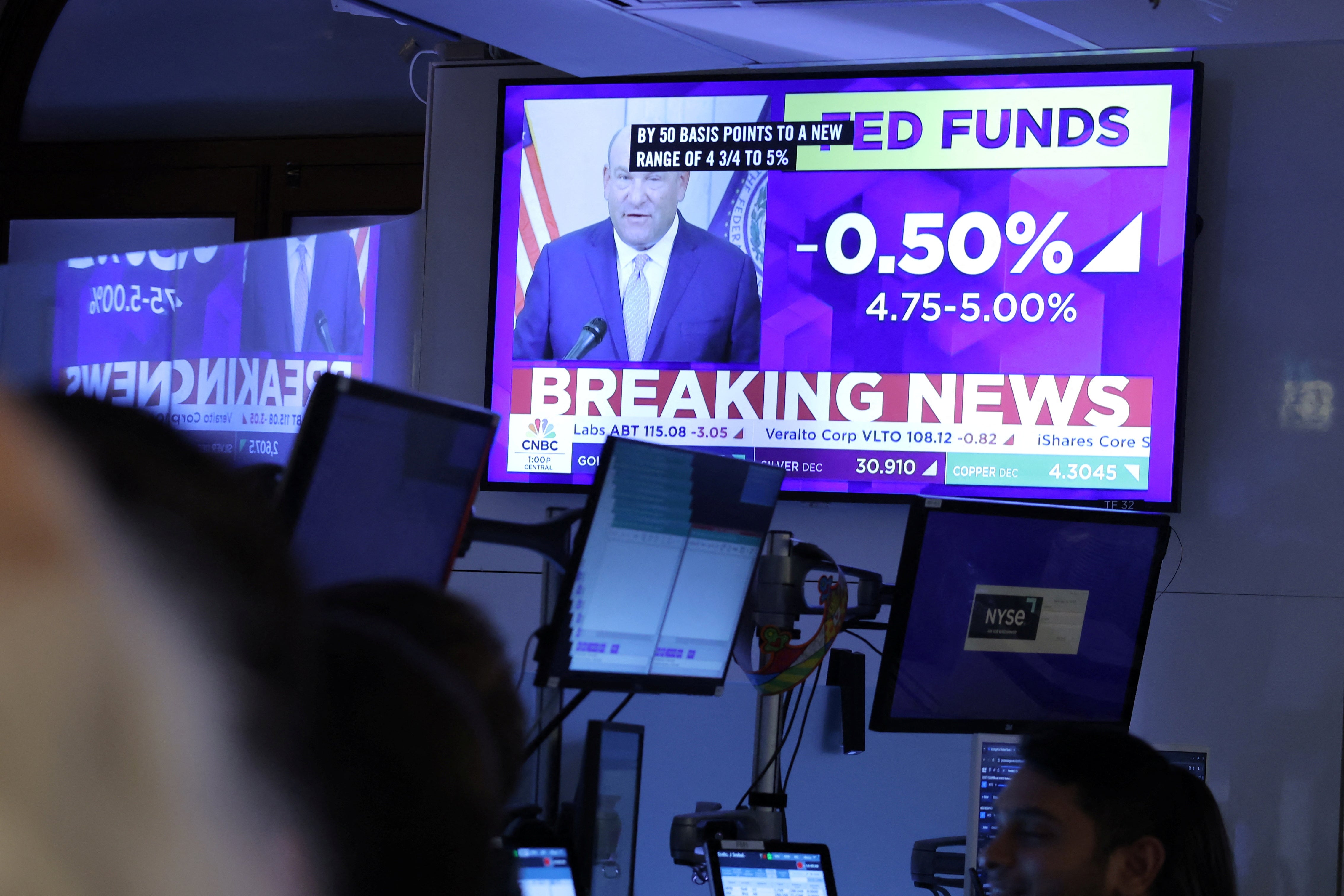 News screens display the Federal Reserve rate announcement on the trading floor at The New York Stock Exchange on September 18, 2024