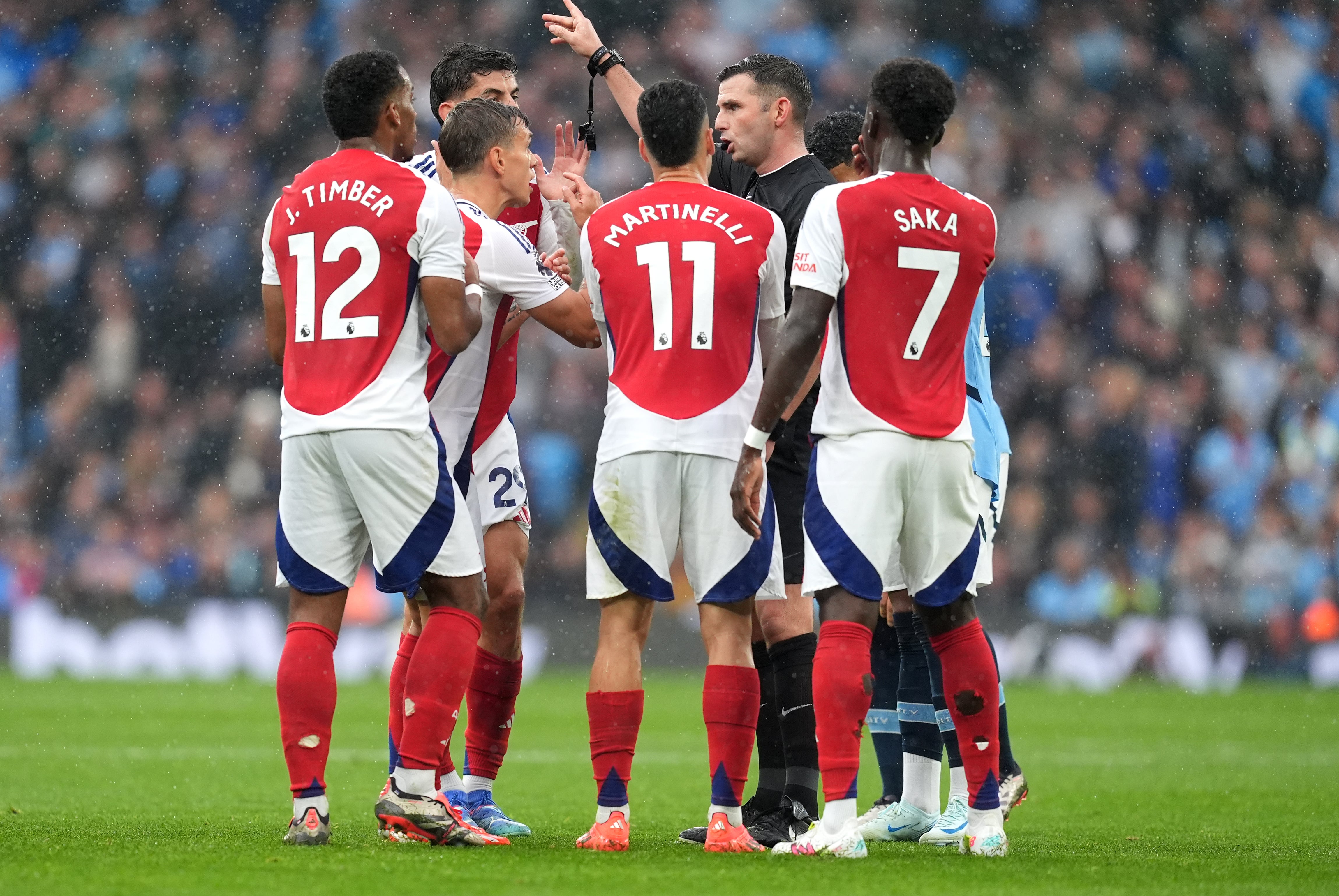 Leandro Trossard and Arsenal’s players complain to Michael Oliver