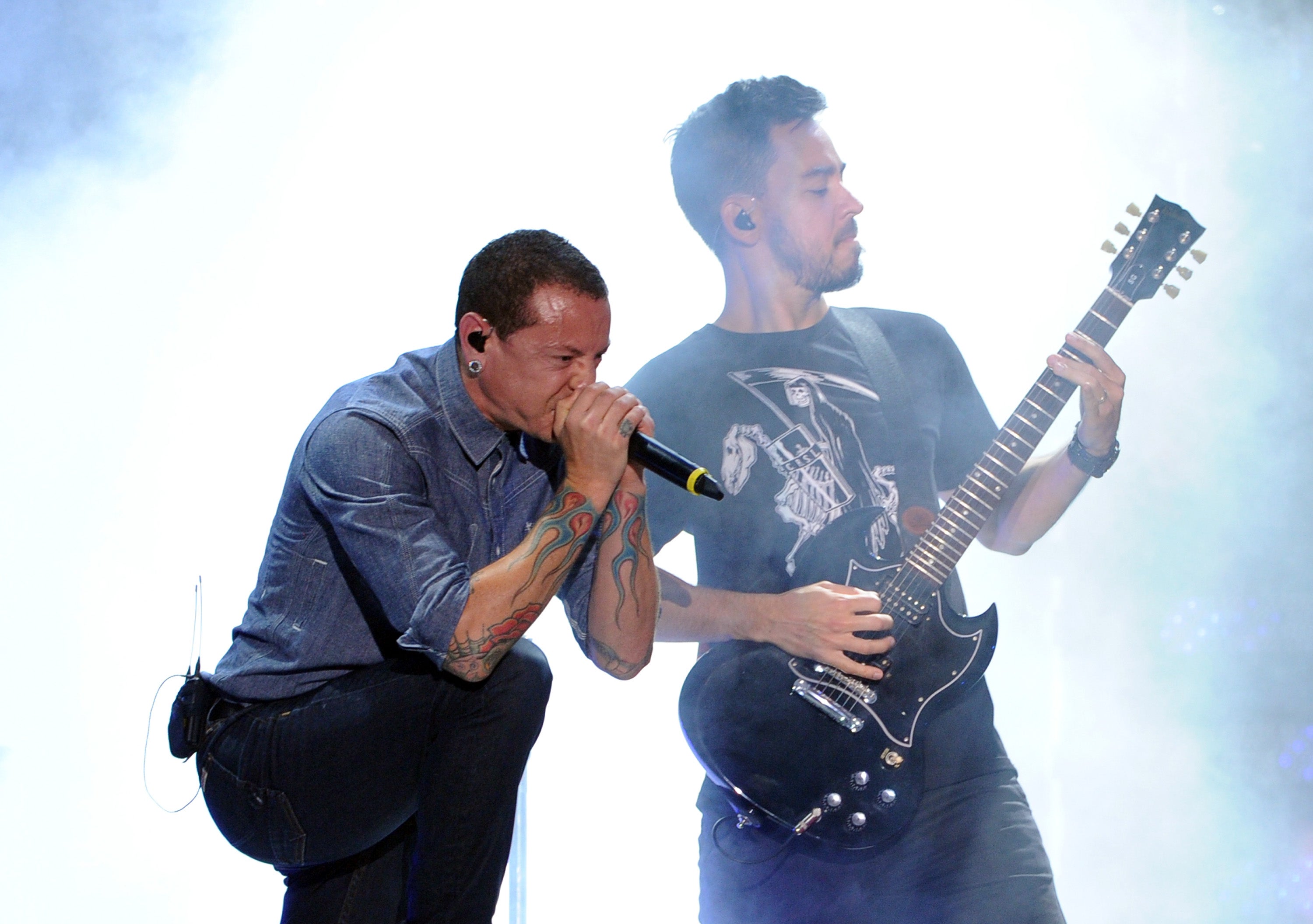 Chester Bennington and Mike Shinoda perform during the MTV Fandom Awards in 2014