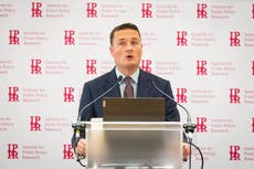 Streeting calls for national debate about smoking outside pubs