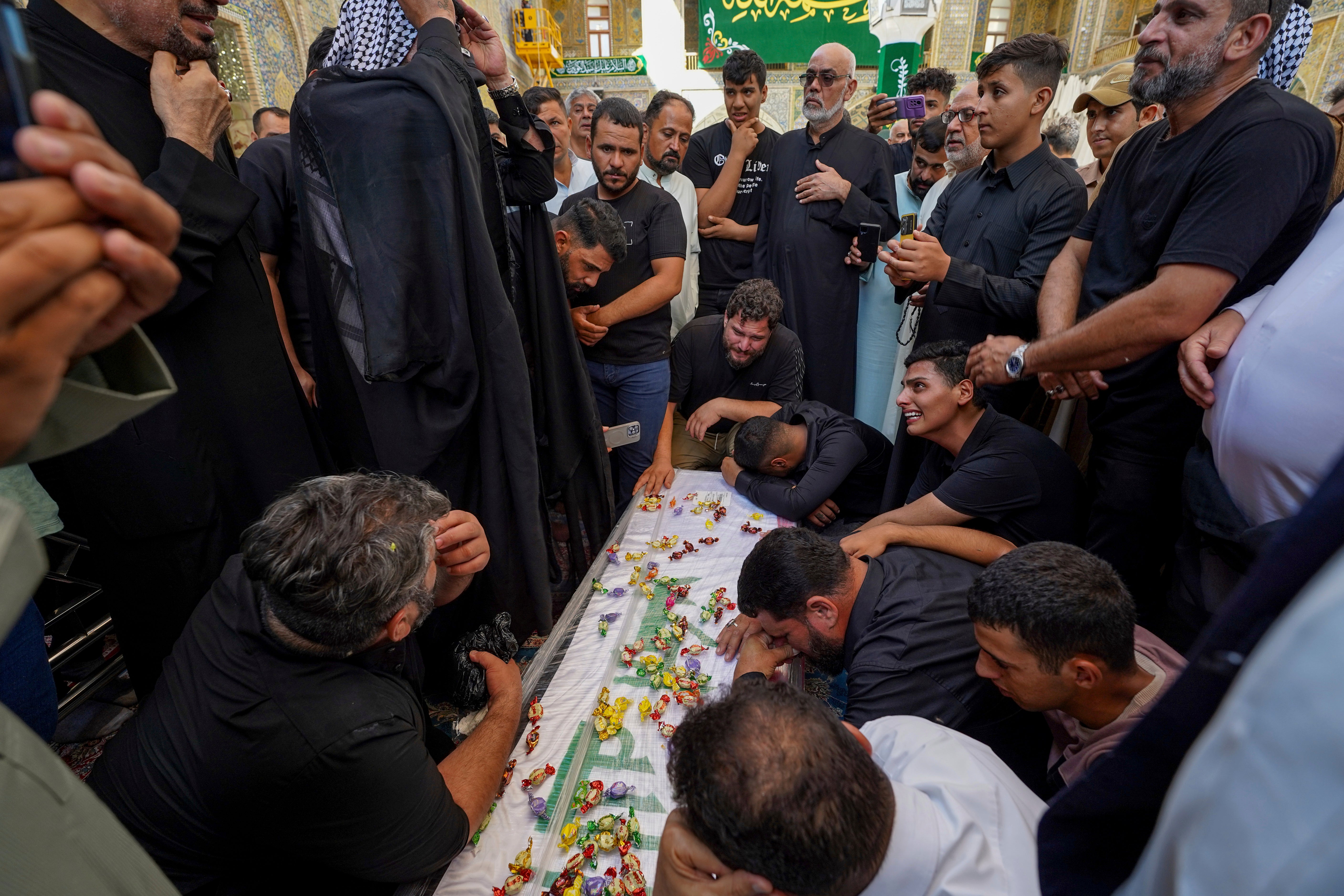 Relatives mourn over the coffin of Zulfikar Dergham Musa Al-Jabouri