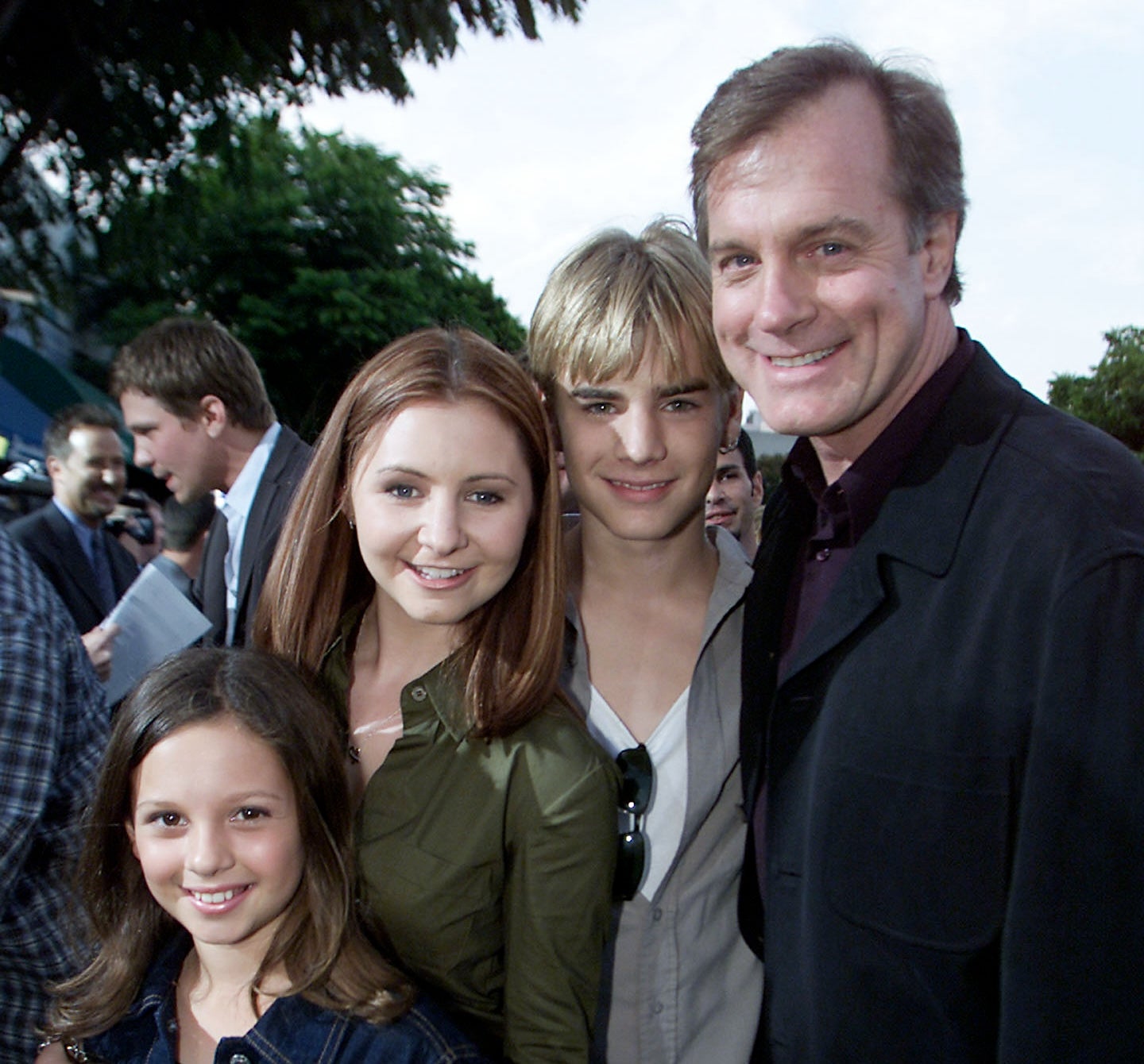 (L-R) Mackenzie Rosman, Beverley Mitchell, David Gallagher and Stephen Collins in 2001