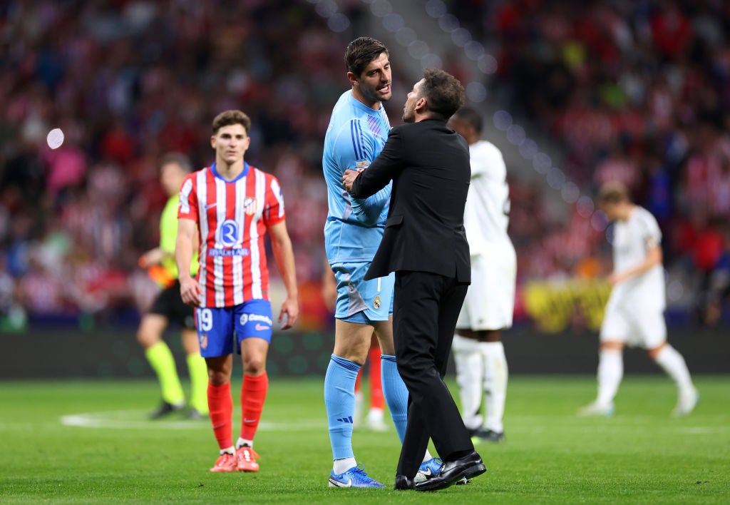 Diego Simeone speaks with Thibaut Courtois during the Madrid derby