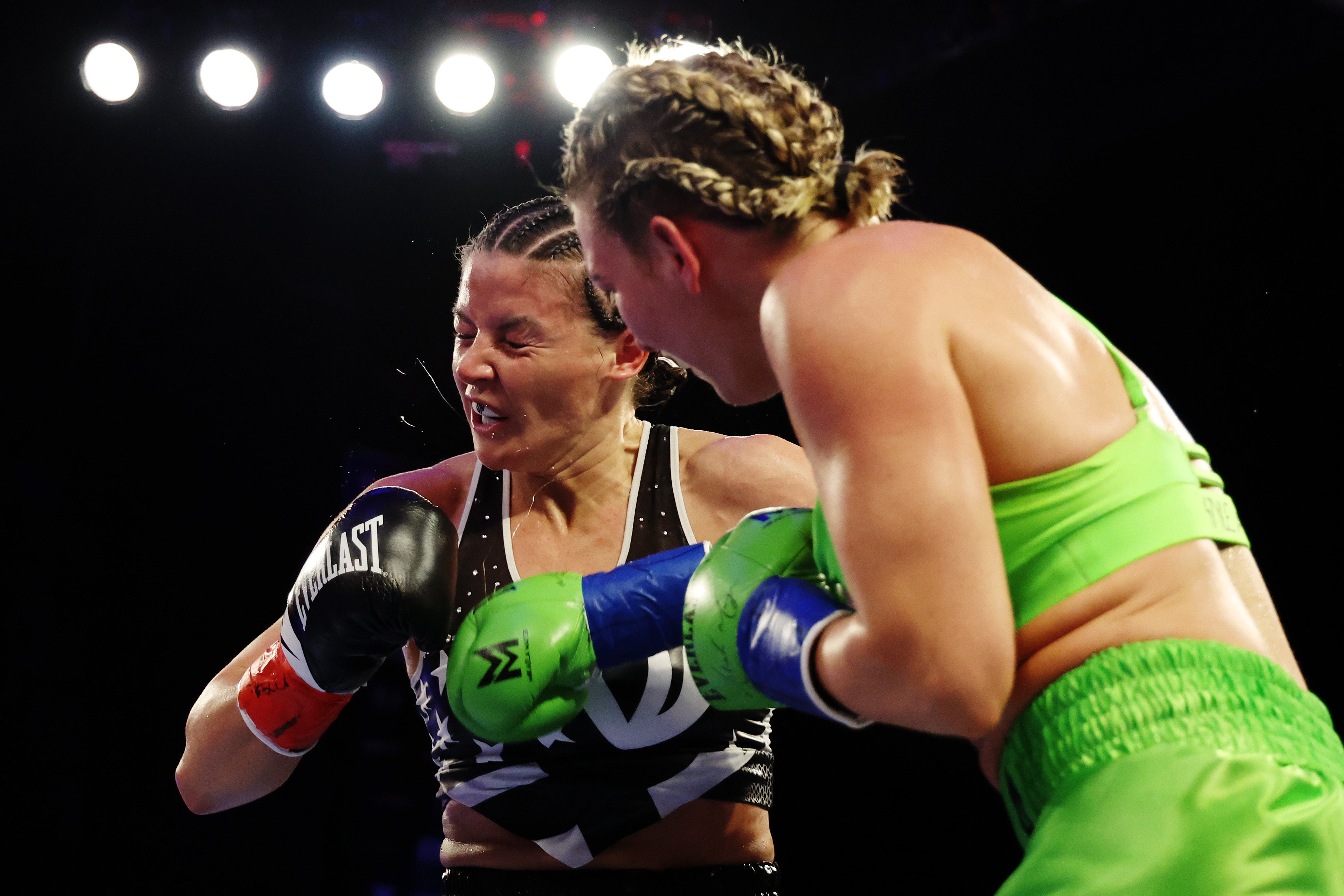 Mayer landed some heavy blows on Ryan as she defended her title