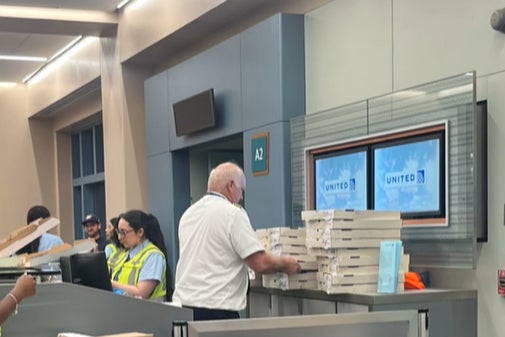 The United Airlines pilot with his rather large pizza order