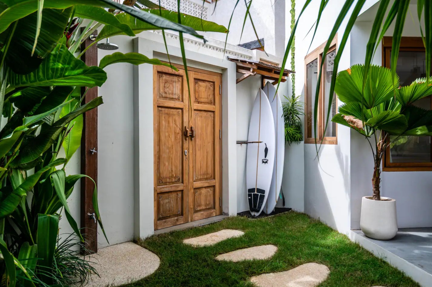 <p>Find your ideal surfing spot and a place to stay that accommodates you and your surfboard</p>