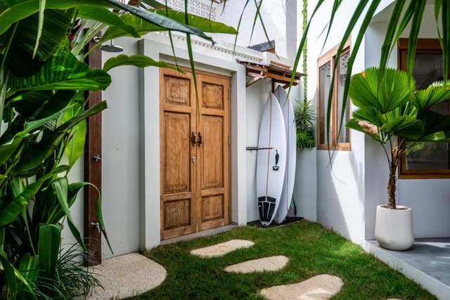 <p>Find your ideal surfing spot and a place to stay that accommodates you and your surfboard</p>