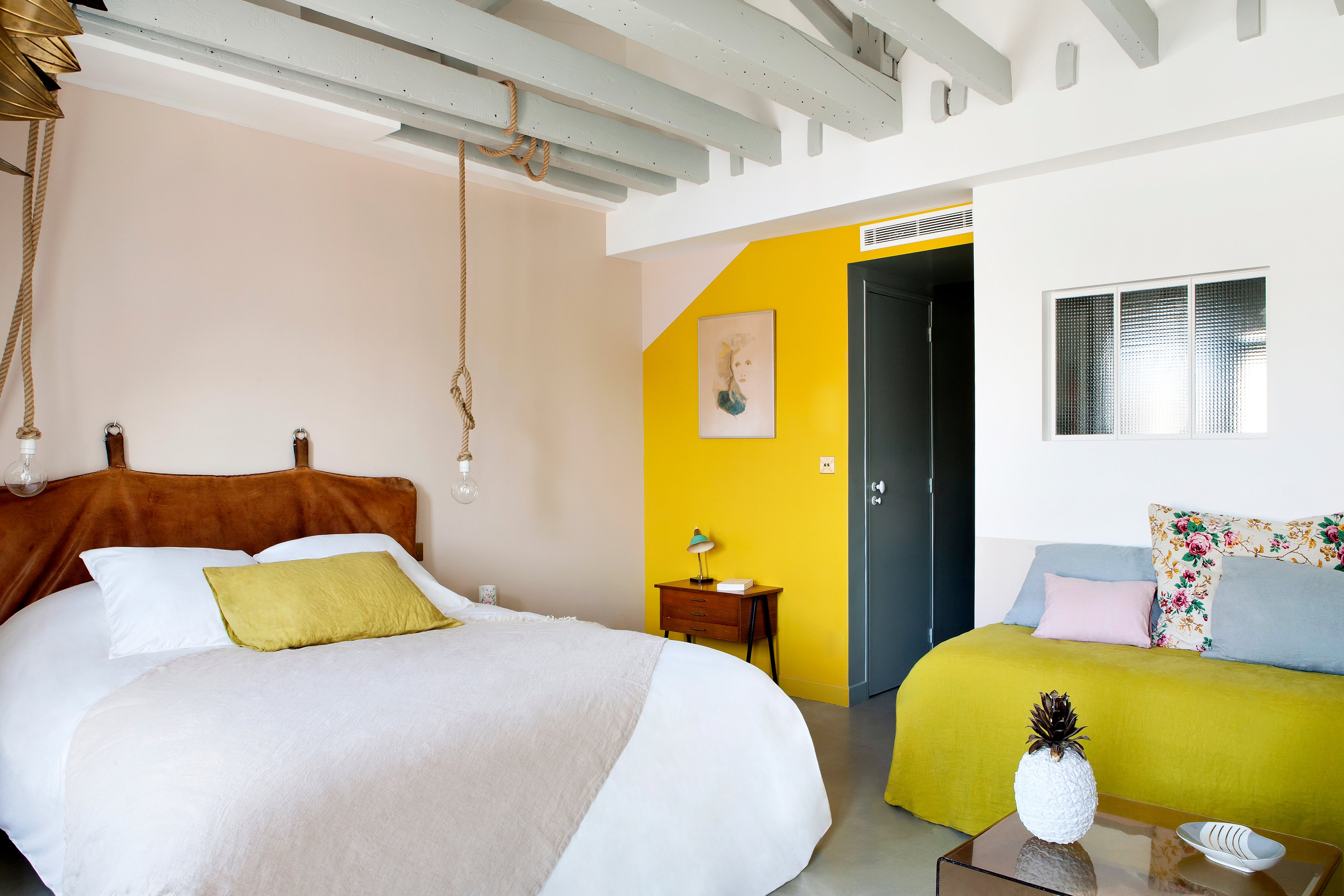 Hôtel Henriette offers guests brightly-coloured and stylish rooms