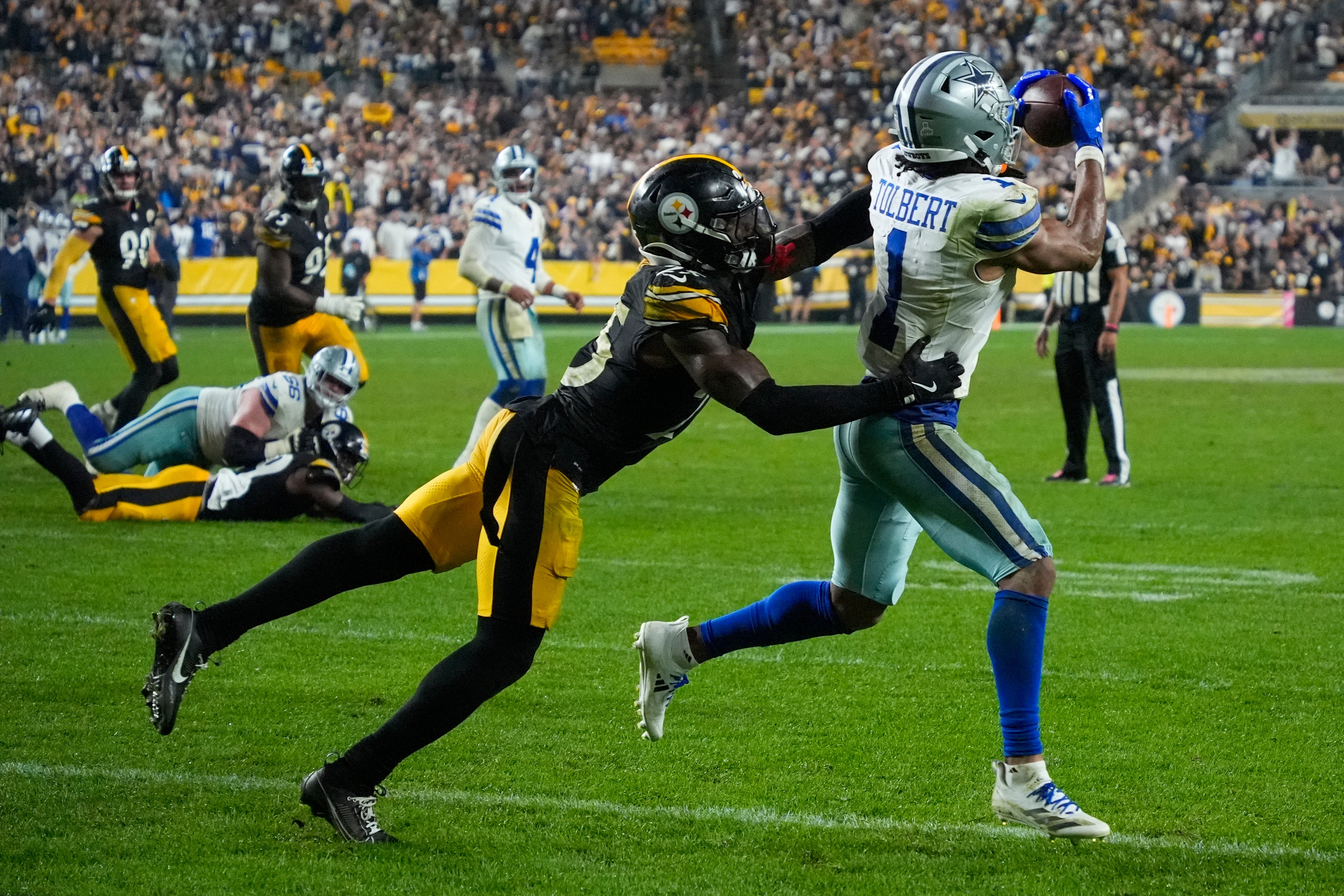 A touchdown in the final minute gave the Dallas Cowboys a 20-17 victory in their delayed clash with the Pittsburgh Steelers.