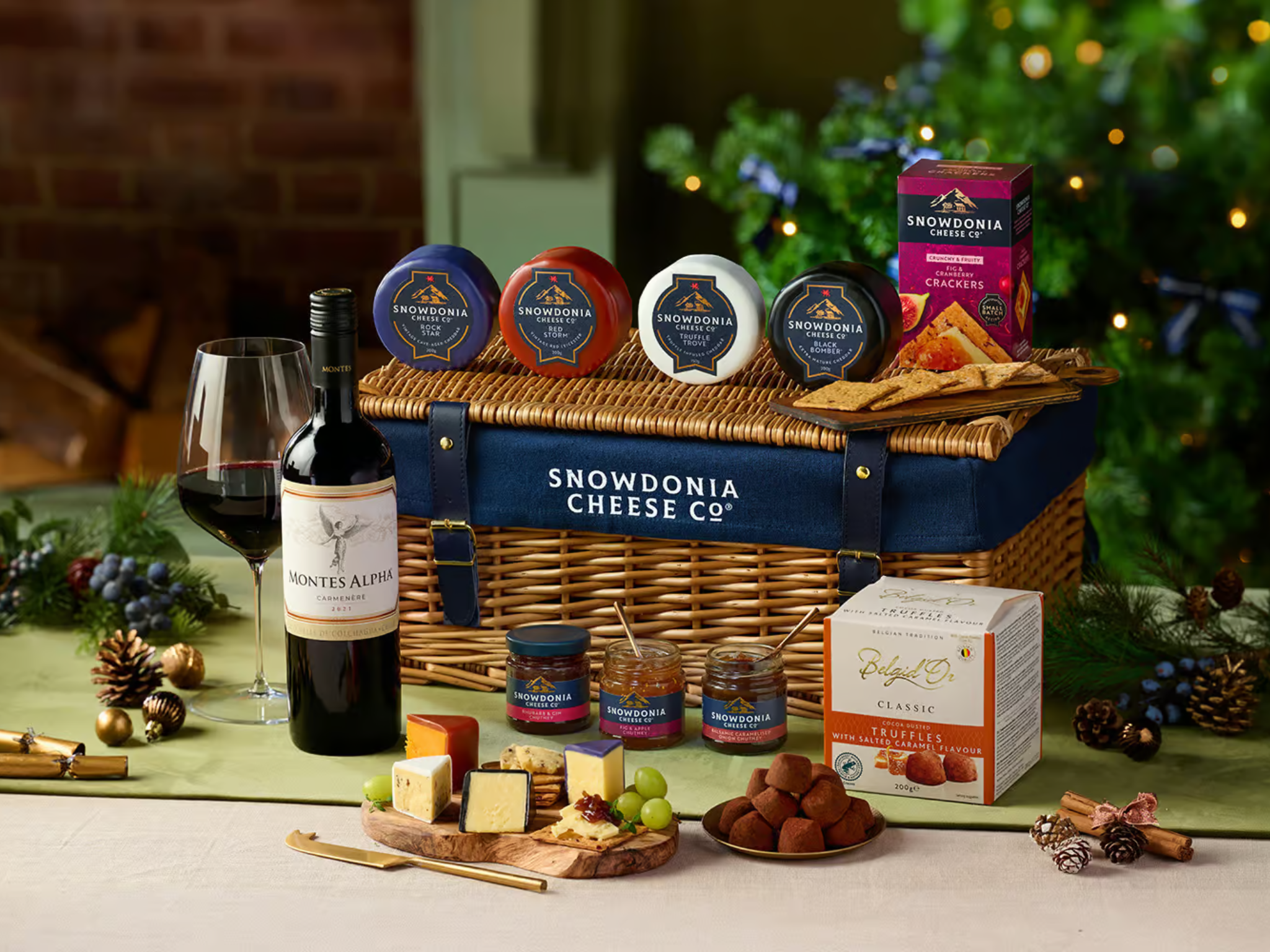 Snowdonia Cheese Company Christmas cheese and wine wicker hamper