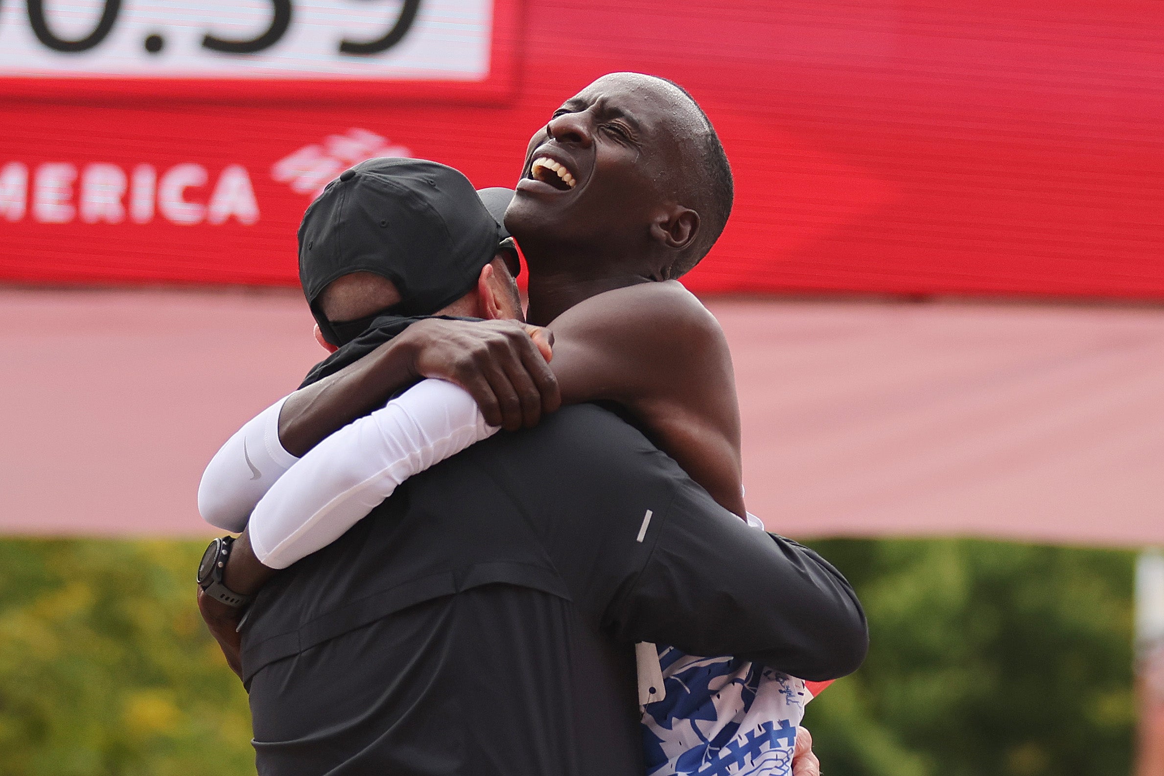 Kelvin Kiptum embraces Chicago Marathon race director Carey Pinkowski after breaking the world record