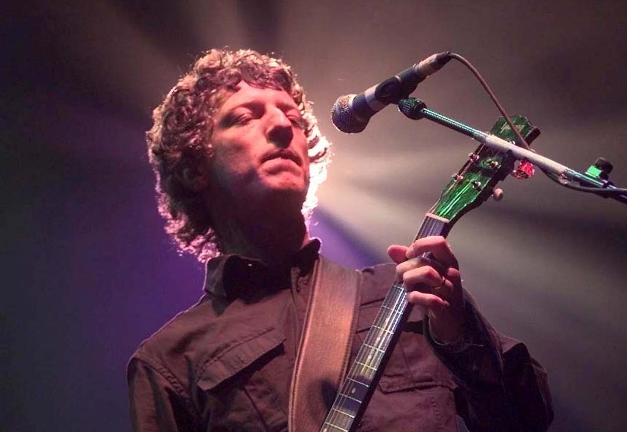 Cast frontman John Power performing with the band at Glastonbury in 1999