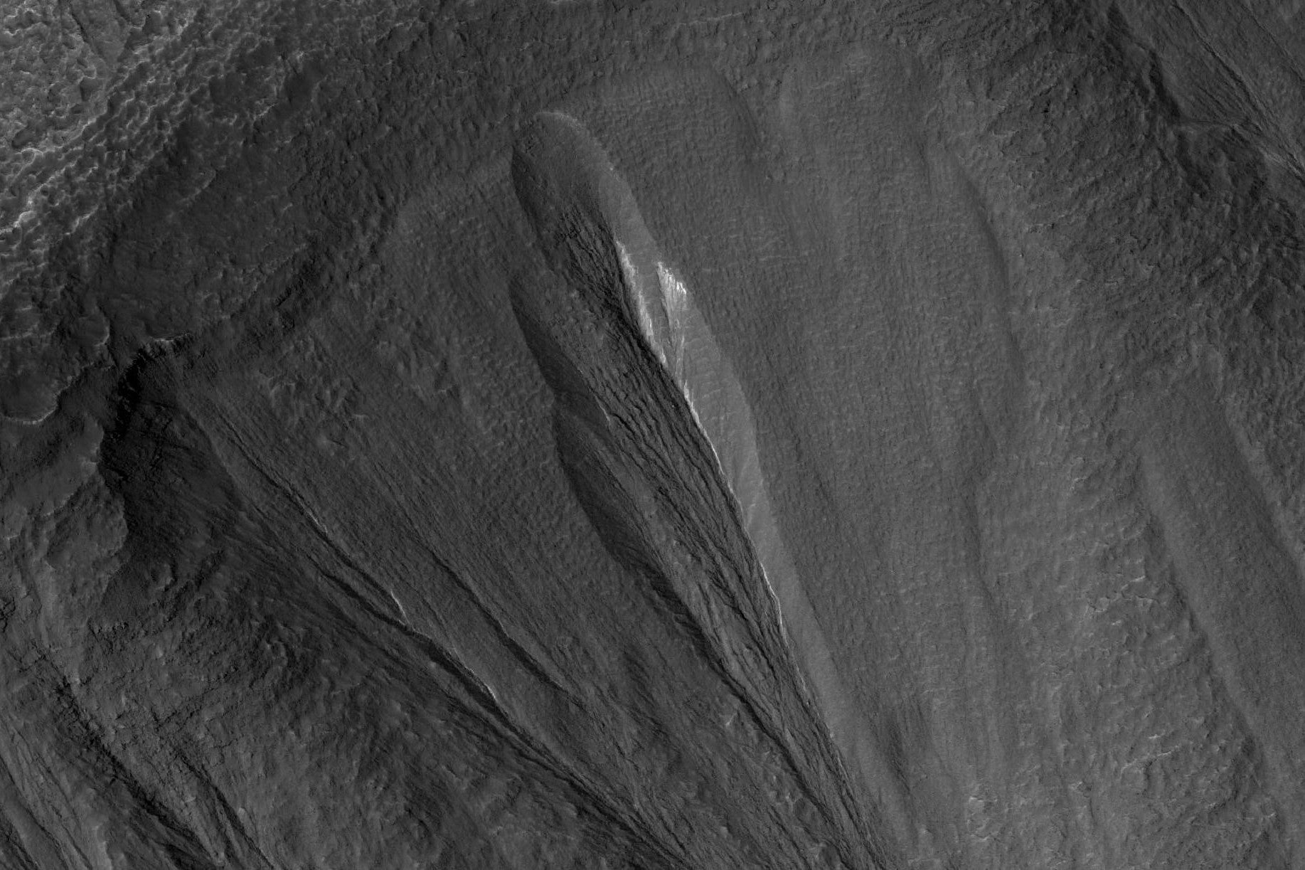 An image from NASA’s Mars Reconnaissance Orbiter of a gully in the Martian region Dao Vallis. The white areas in the centre of the image are believed to be areas of dusty ice similar to that modelled in the study