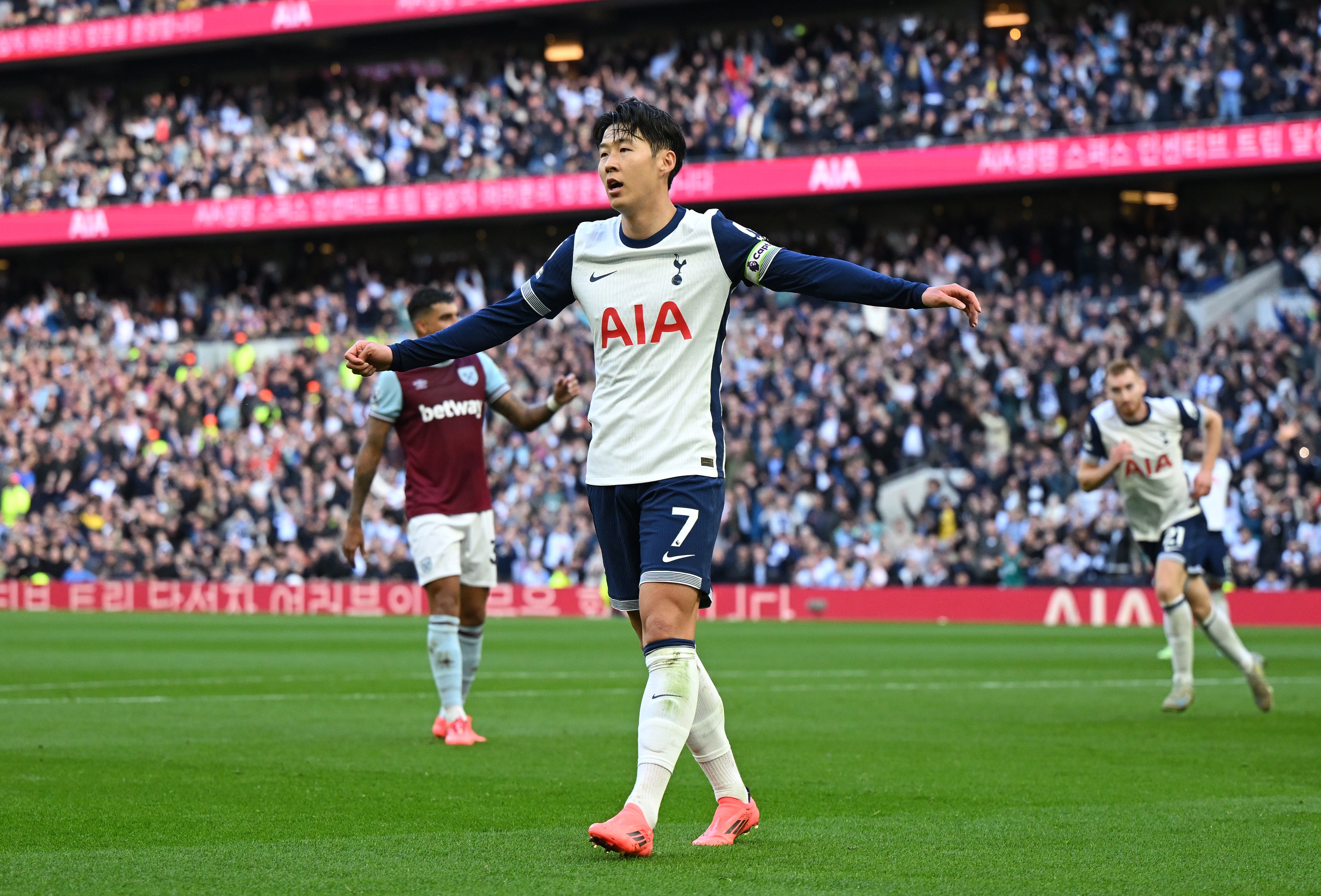 Son Heung-min strikes to make it 4-1 to Tottenham