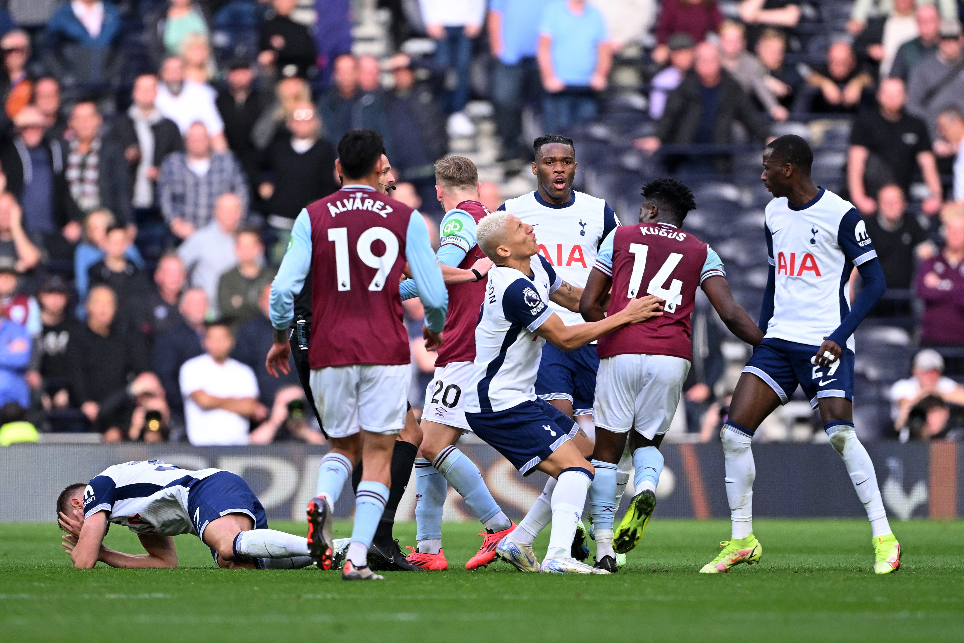 Kudus knocked on Richarlison after Van de Ven went down