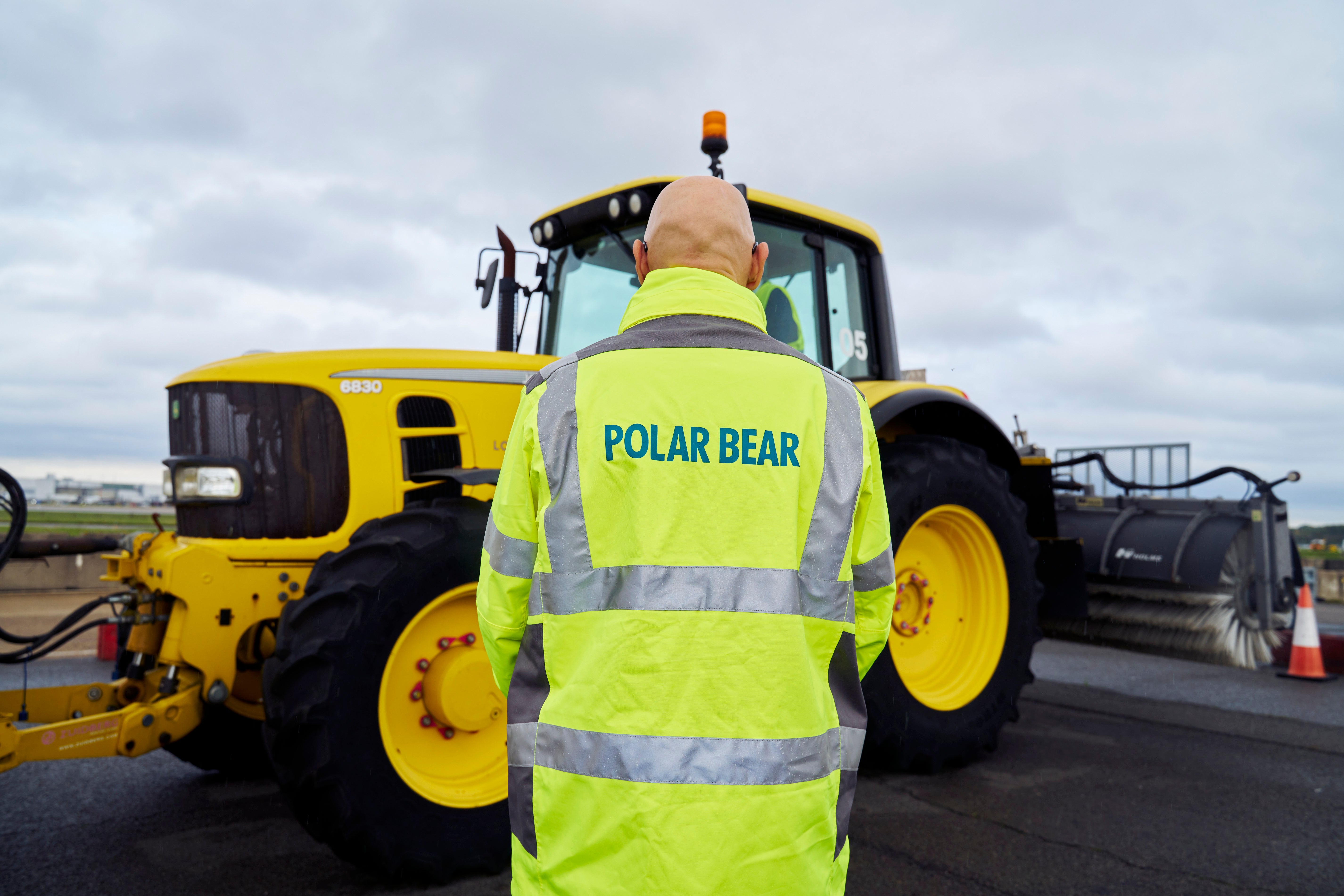 Cold spell: volunteer for snow clearing at Gatwick