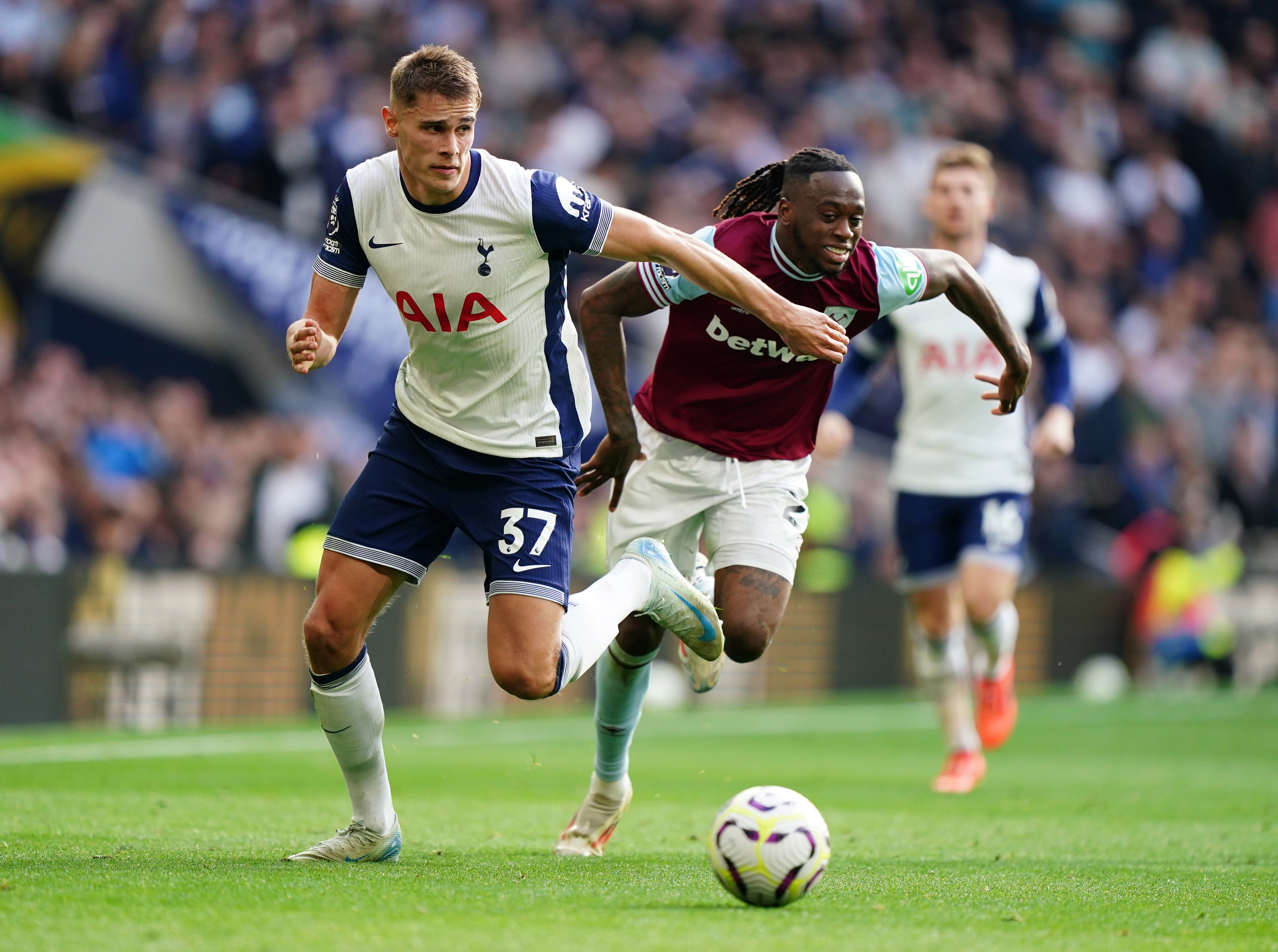 Micky van de Ven battles with Aaron Wan-Bissaka