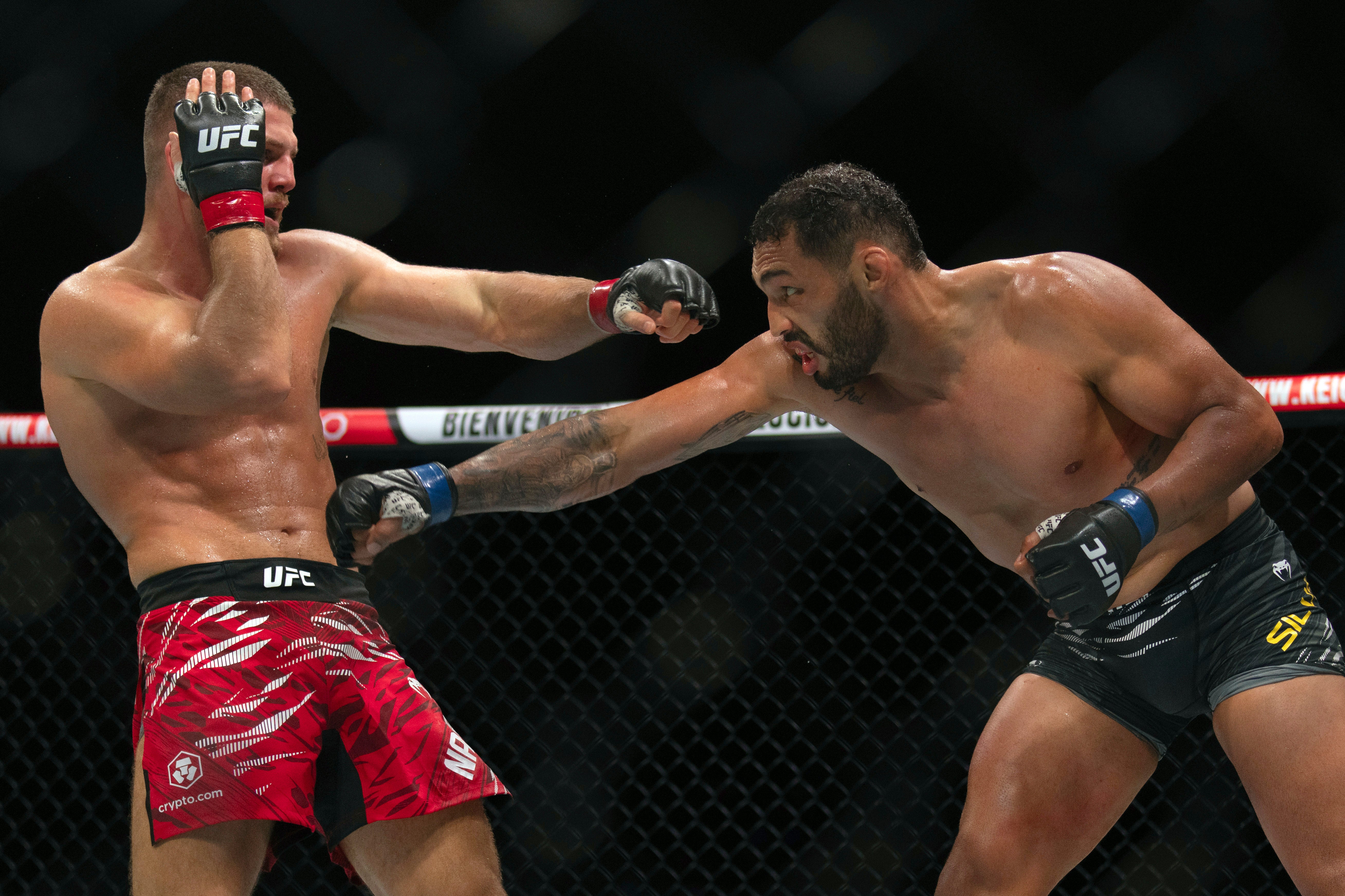 Ismail Naurdiev (left) beat Bruno Silva on points