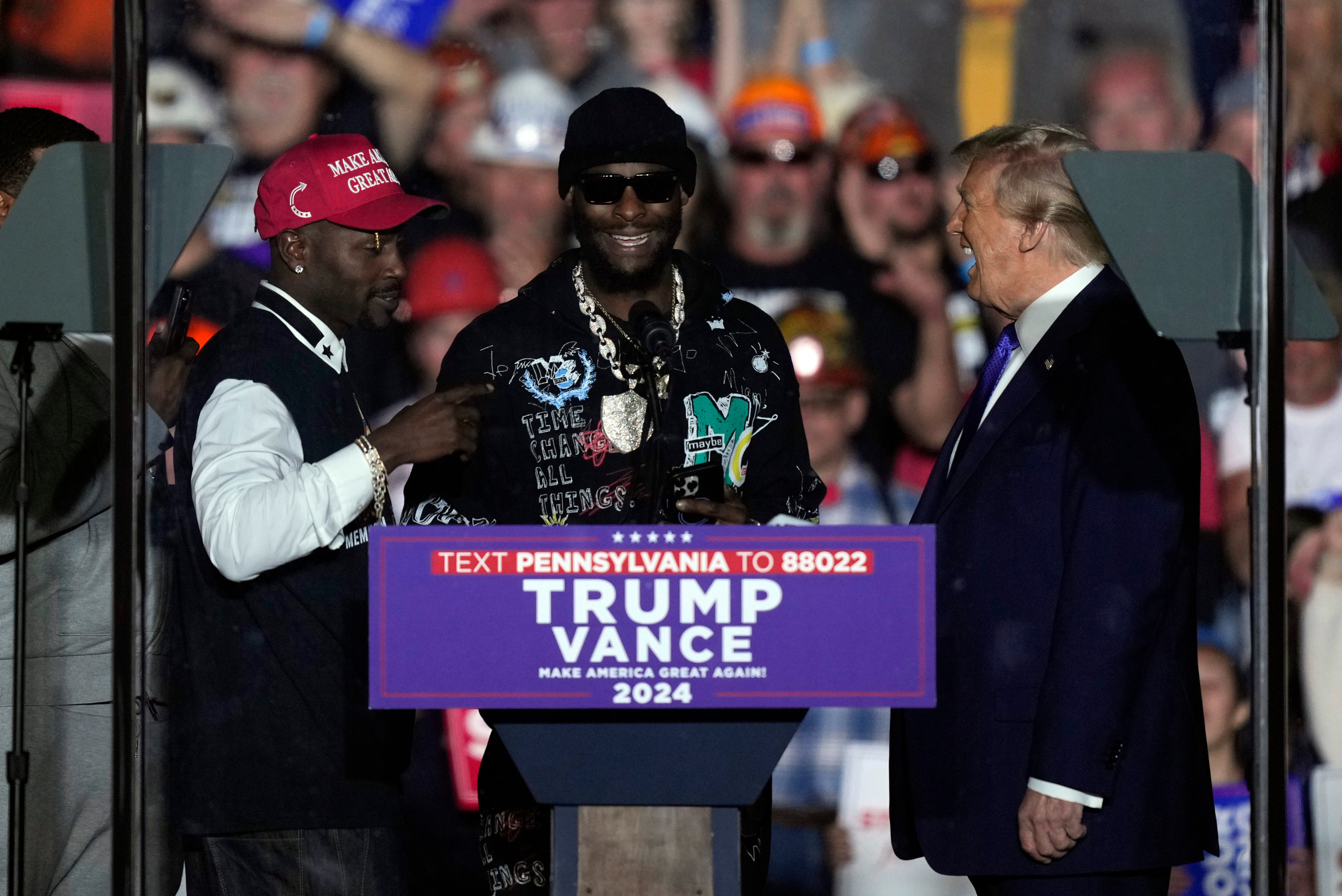 Brown, ar chlé, agus, Le'Veon Bell, ag rally de fheachtas Trump i Lastrob, Pennsylvania, i nDeireadh Fómhair 2024