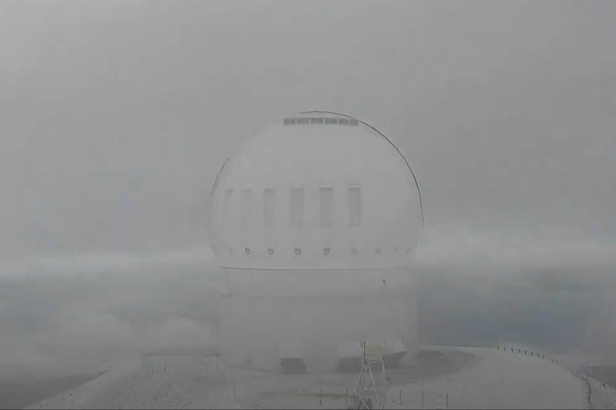 Shocking snowfall in Hawaii turns mountains into a winter wonderland