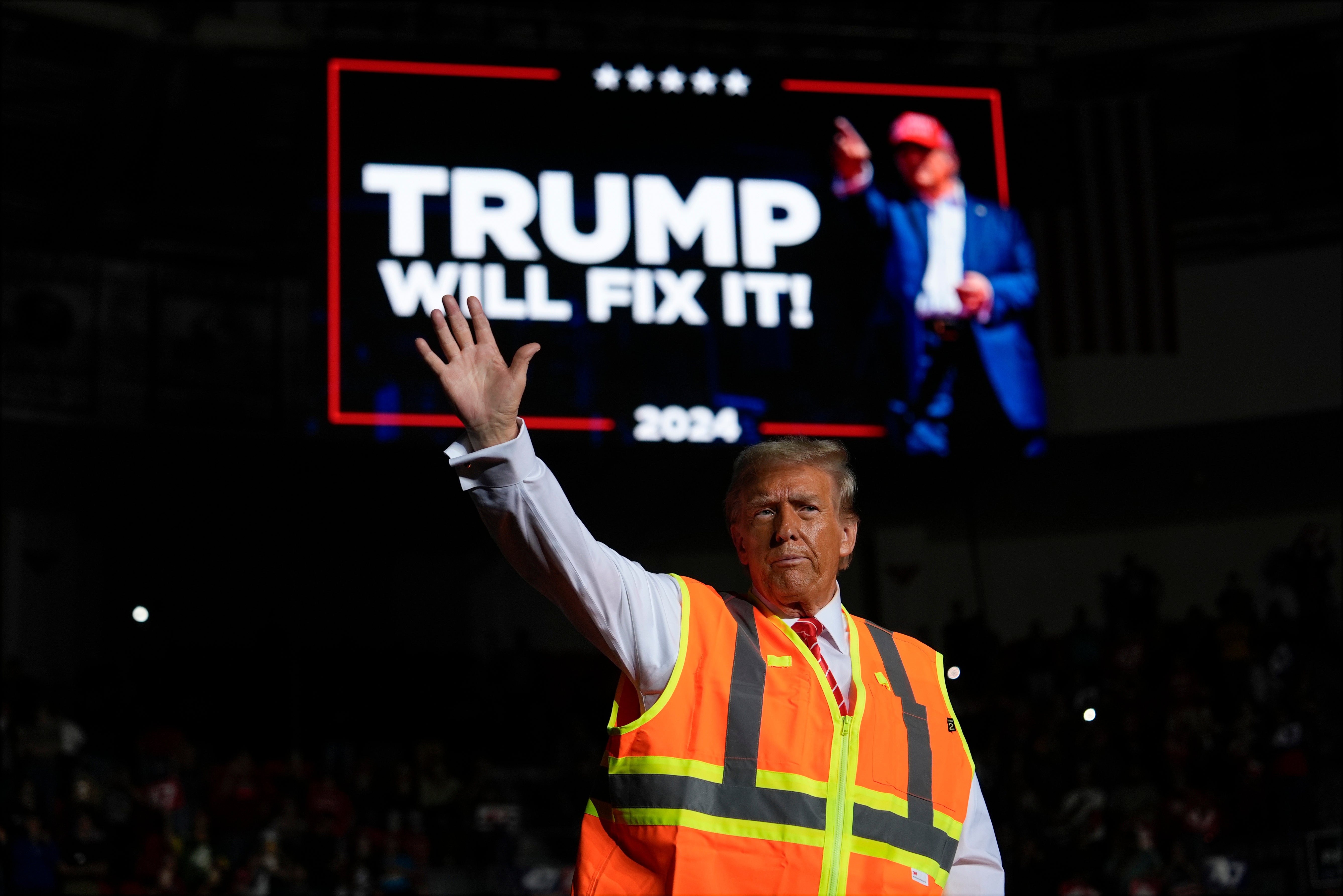 The Republican kept his bright orange safety vest on for his rally in Green Bay, Wisconsin, prompting a less than flattering online verdict from one men’s fashion expert