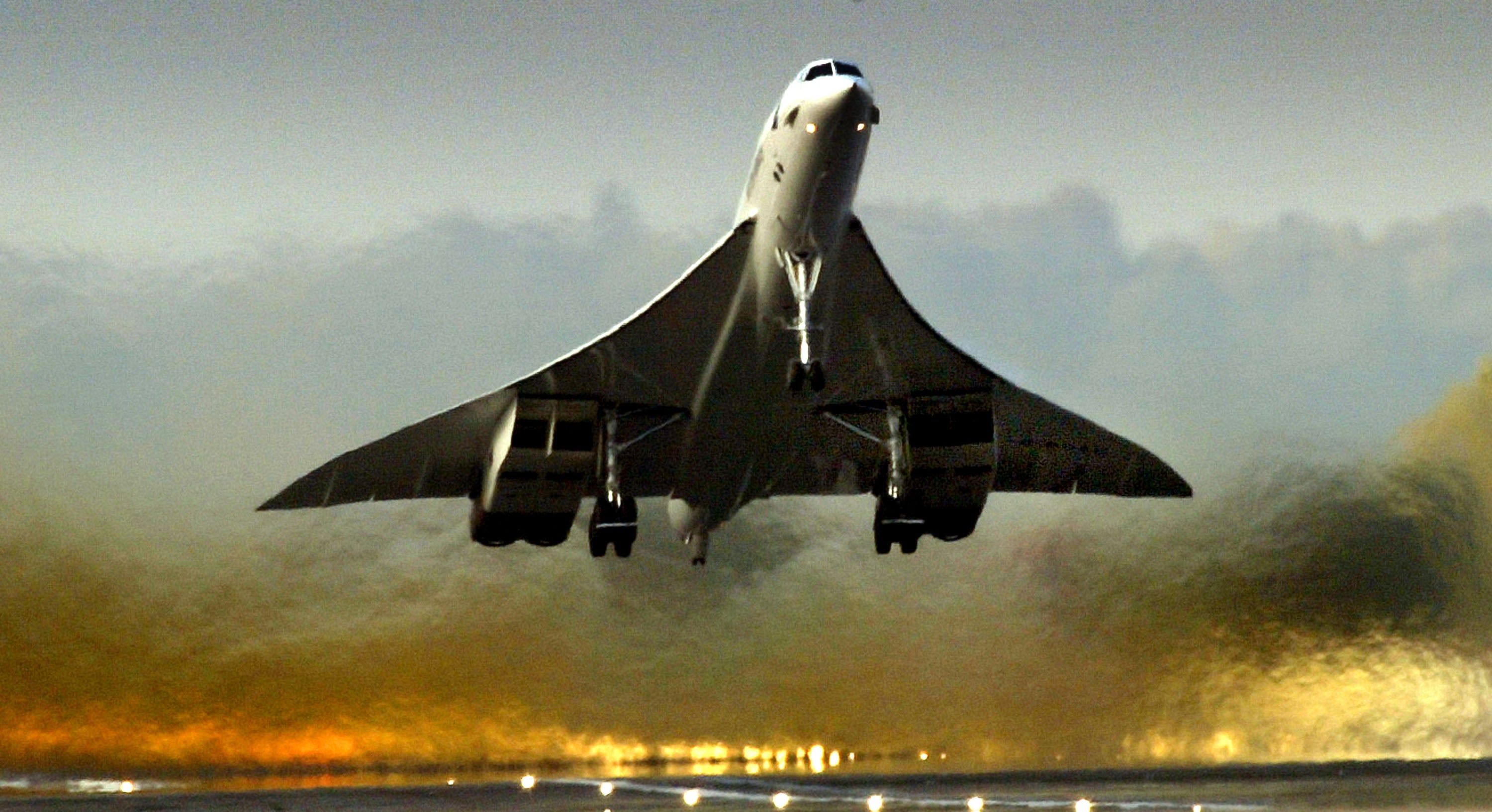 Concorde takes off from Heathrow for its last ever west-bound flight in 2003