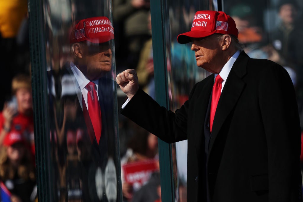 Donald Trump inspects a pane of bulletproof glass at his rally in Lititz, Pennsylvania, on Sunday