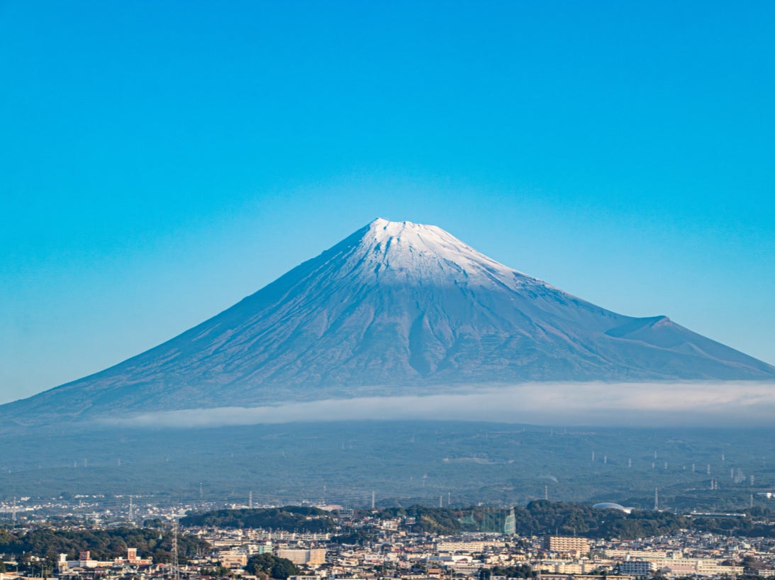 Picture showing snowcap on Mount Fuji on 6 November 2024