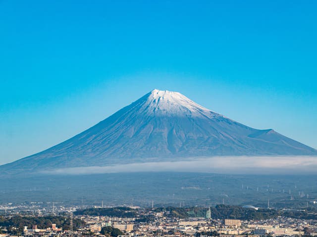 <p>Picture showing snowcap on Mount Fuji on 6 November 2024</p>