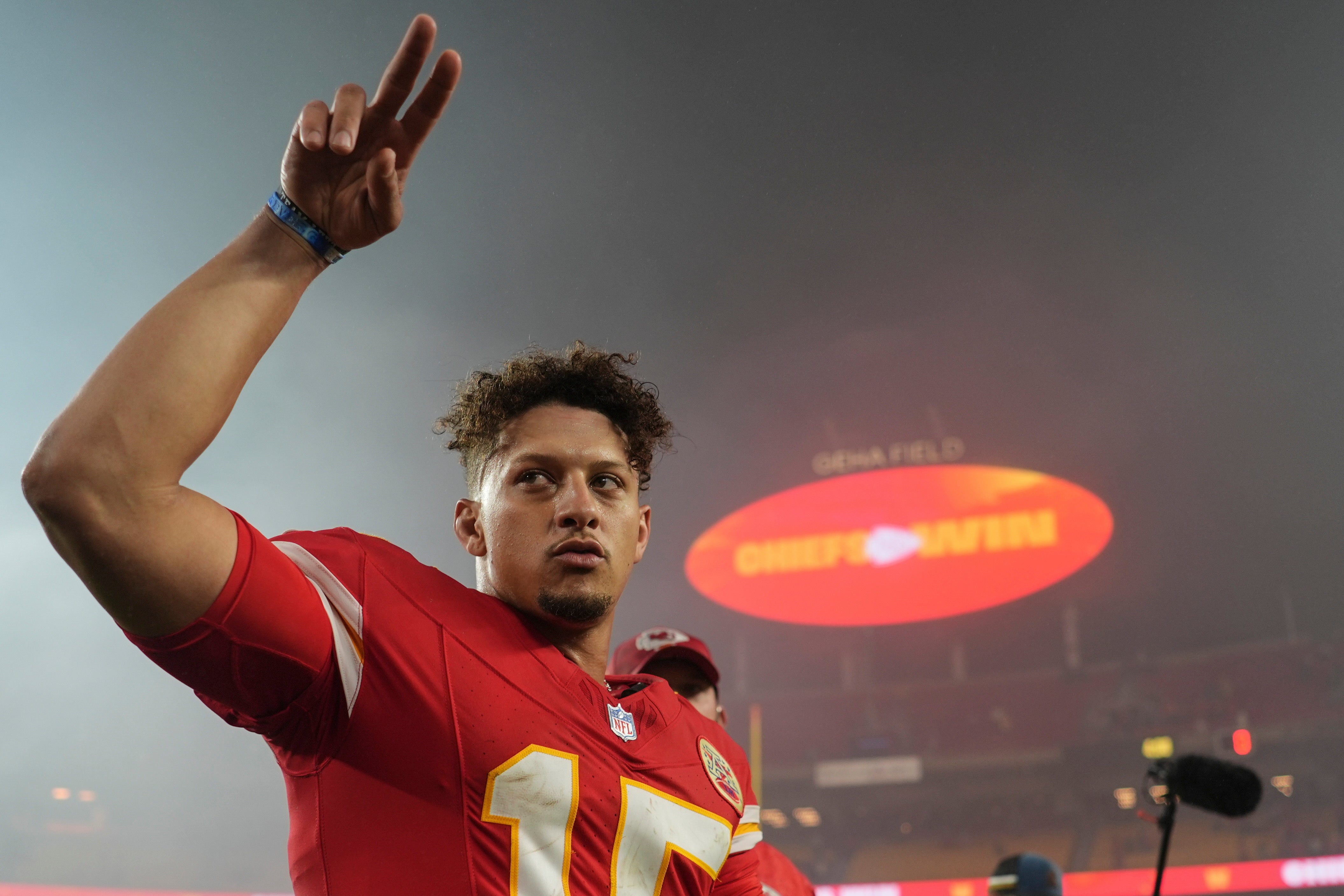 Kansas City Chiefs quarterback Patrick Mahomes (15) odchází z pole po vítězství přesčas proti Tampa Bay Buccaneers v minulé sezóně