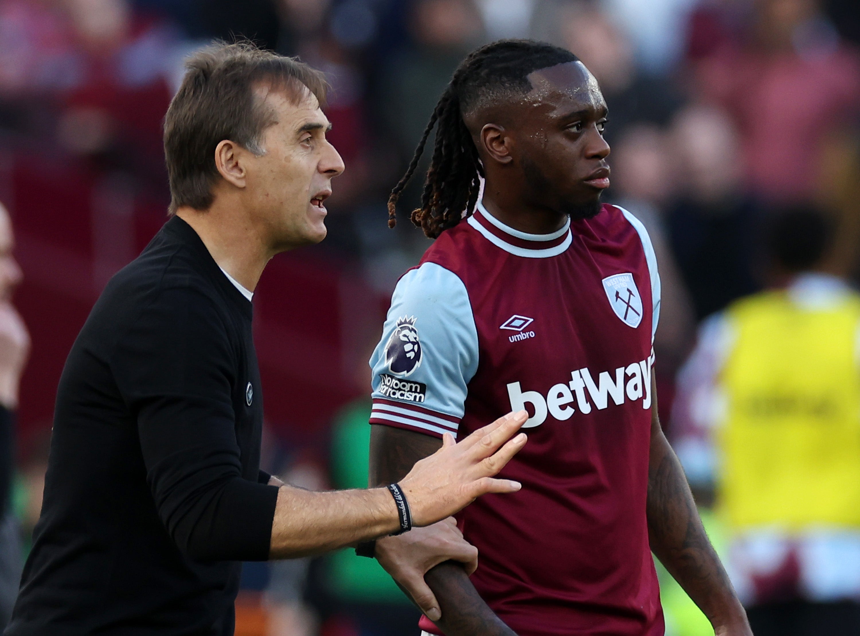 Julen Lopetegui talks to Aaron Wan-Bissaka