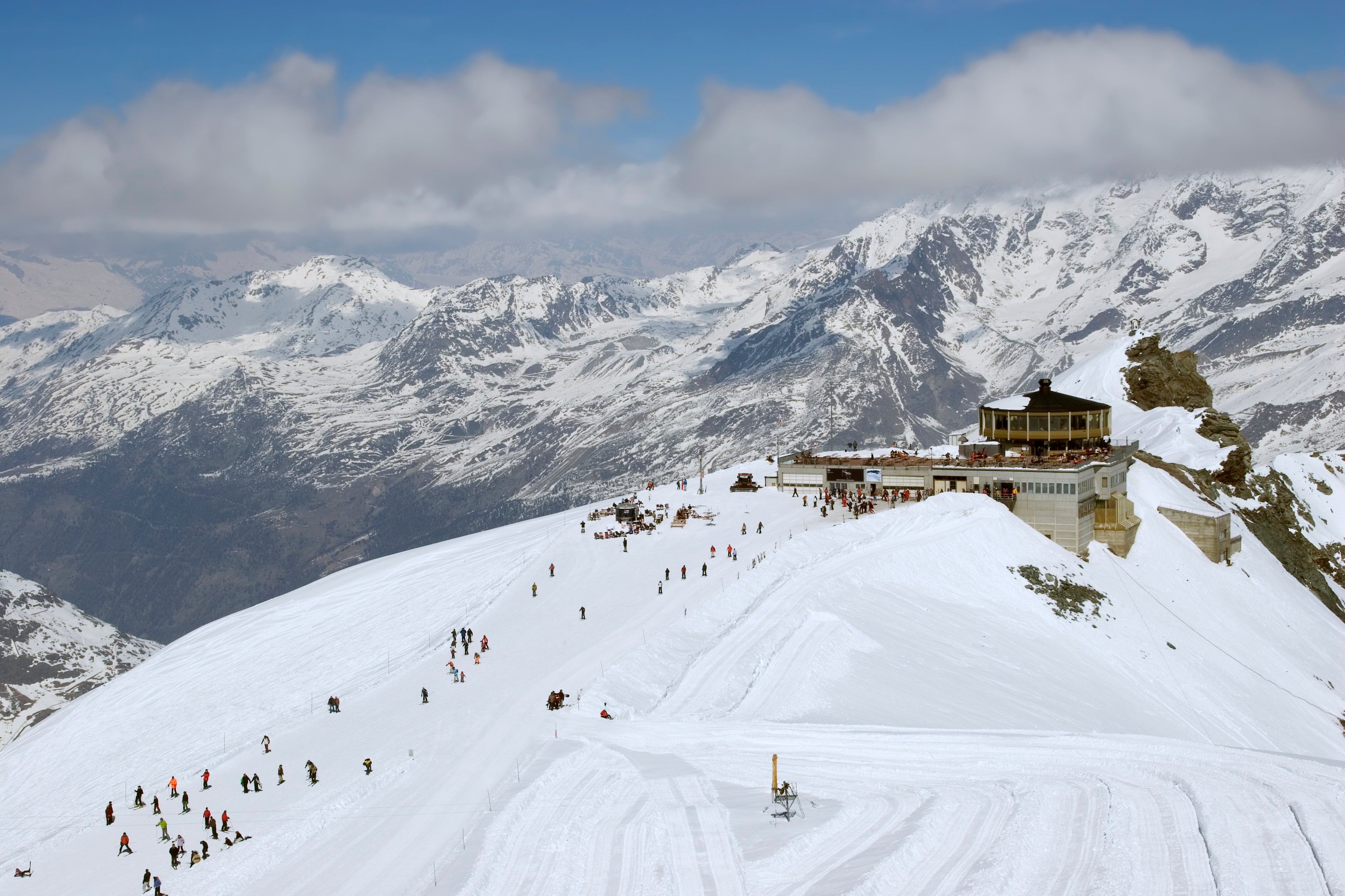 Slopes in Saas-Fee sit between 2,500m and 3,500m