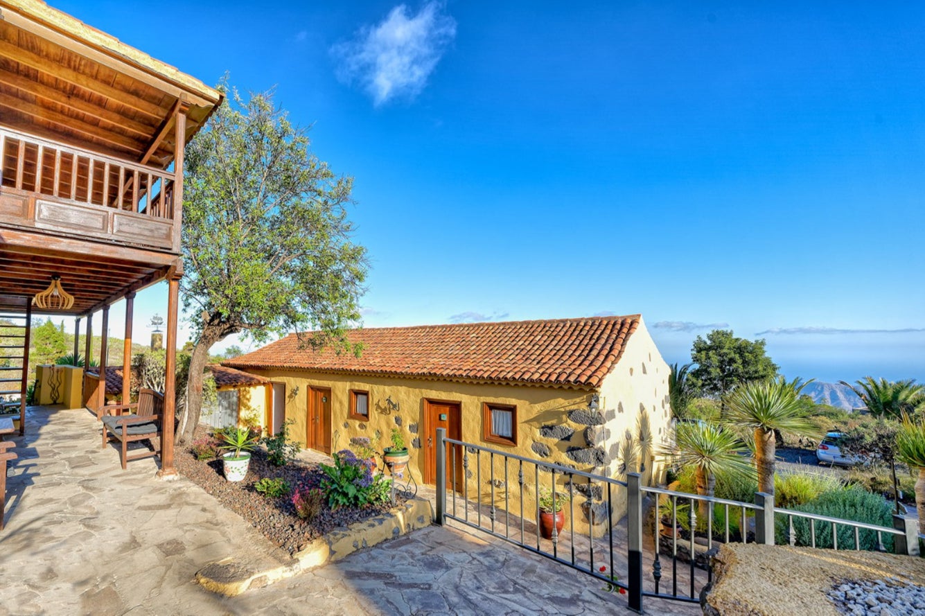 Choose Hotel Rural La Correa del Almendro offers a boutique rural stay