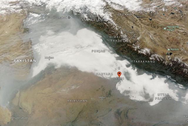 <p>A blanket of air pollution seen over Delhi in northern India on 14 November
</p>