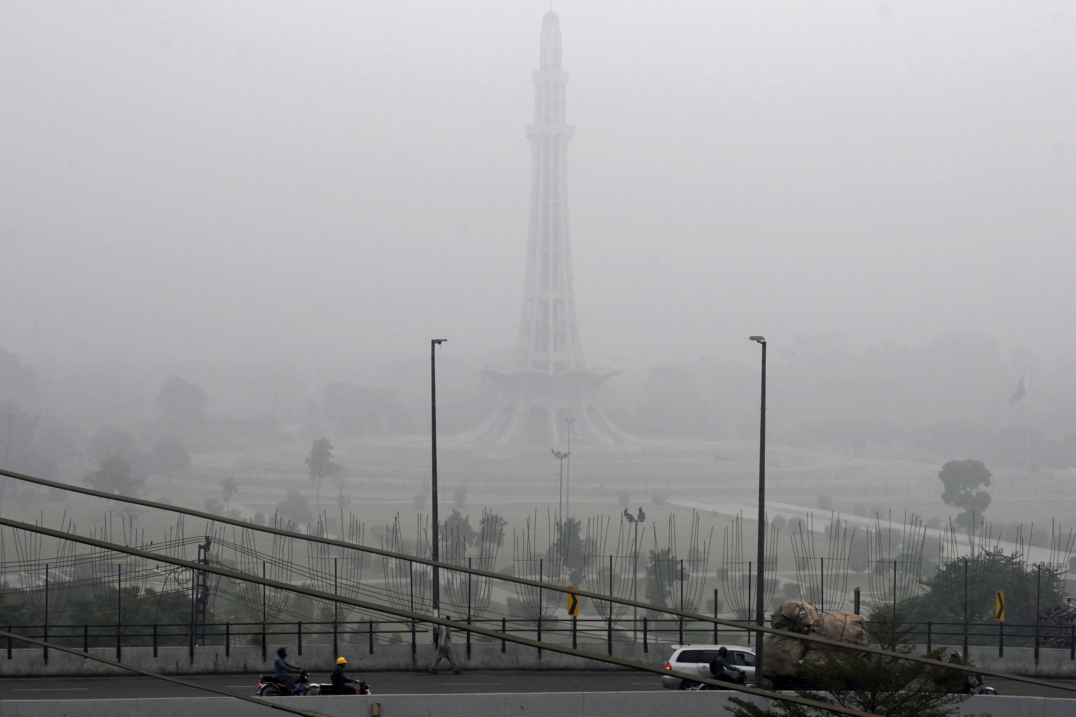 Lahore Resolution monument called ‘Minar-e-Pakistan’ is seen engulfed in smog in Lahore