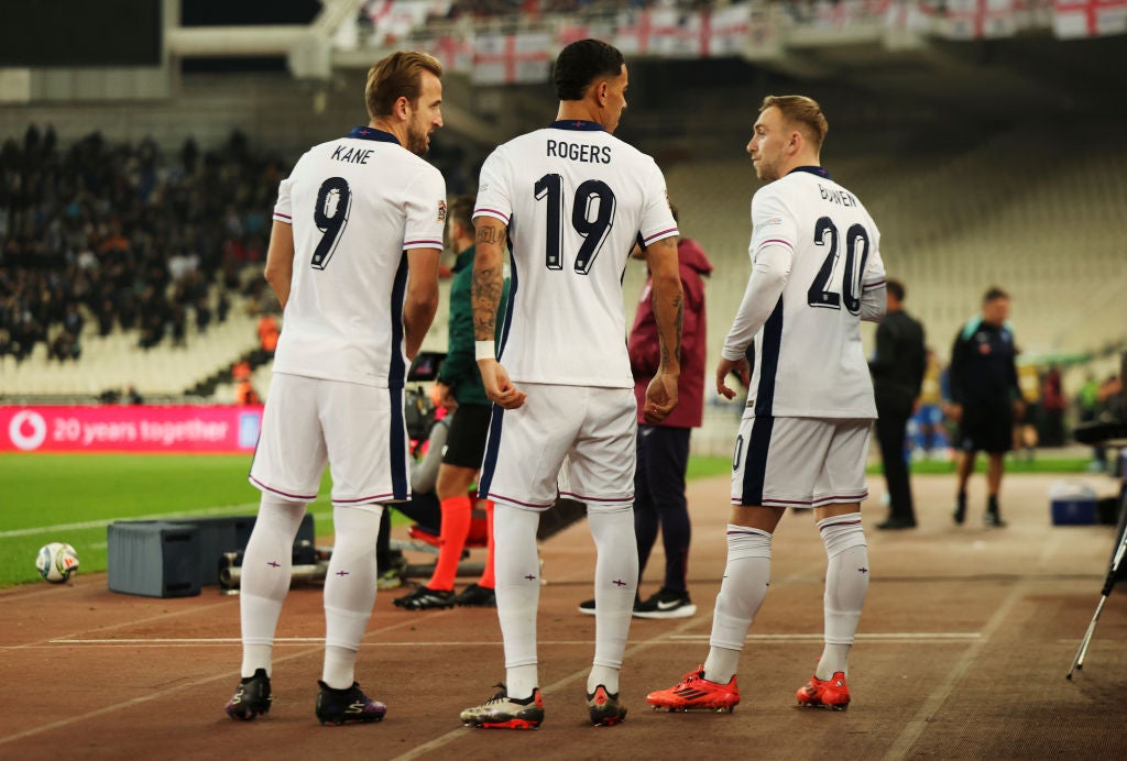 Kane and fellow substitutes Jarrod Bowen and Morgan Rogers prepare to come on for England