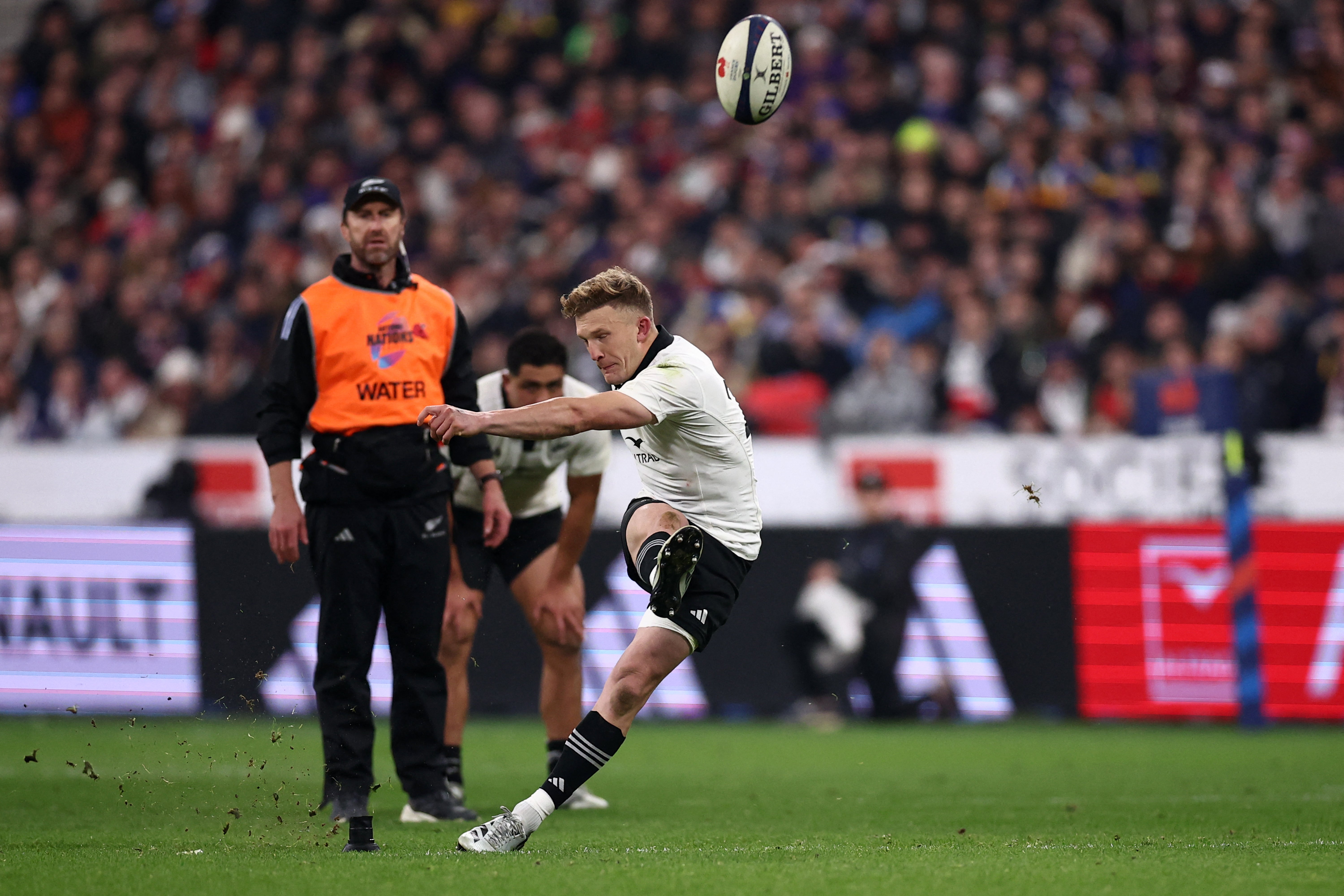 New Zealand's fly-half Damian McKenzie (C) successfully kicks a penalty