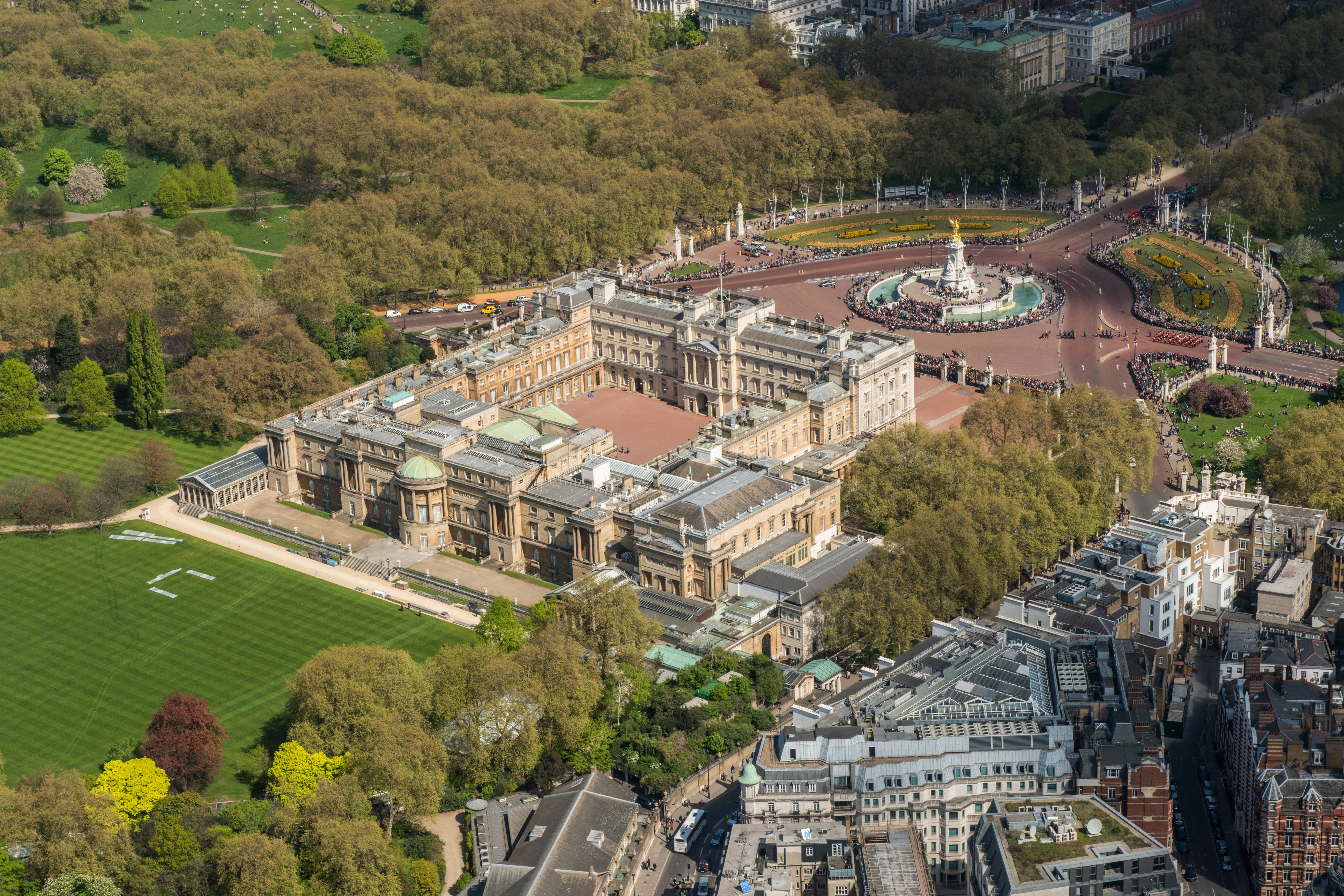 Stephen Cotgreave was on foot patrol alone in the gardens of Buckingham Palace when he accidentally dropped the magazine from his firearm, the panel heard (Alamy/PA)