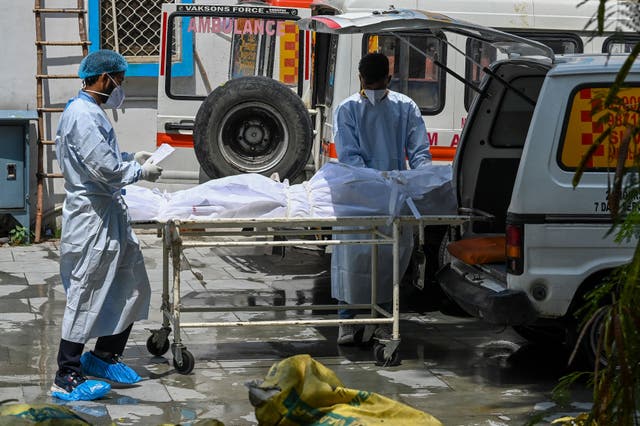 <p>Representational. Ambulance staff take out a dead body in Delhi, India </p>