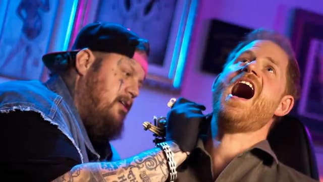 <p>Prince Harry gets ‘neck tattoo’ with American singer Jelly Roll for Invictus sketch.</p>