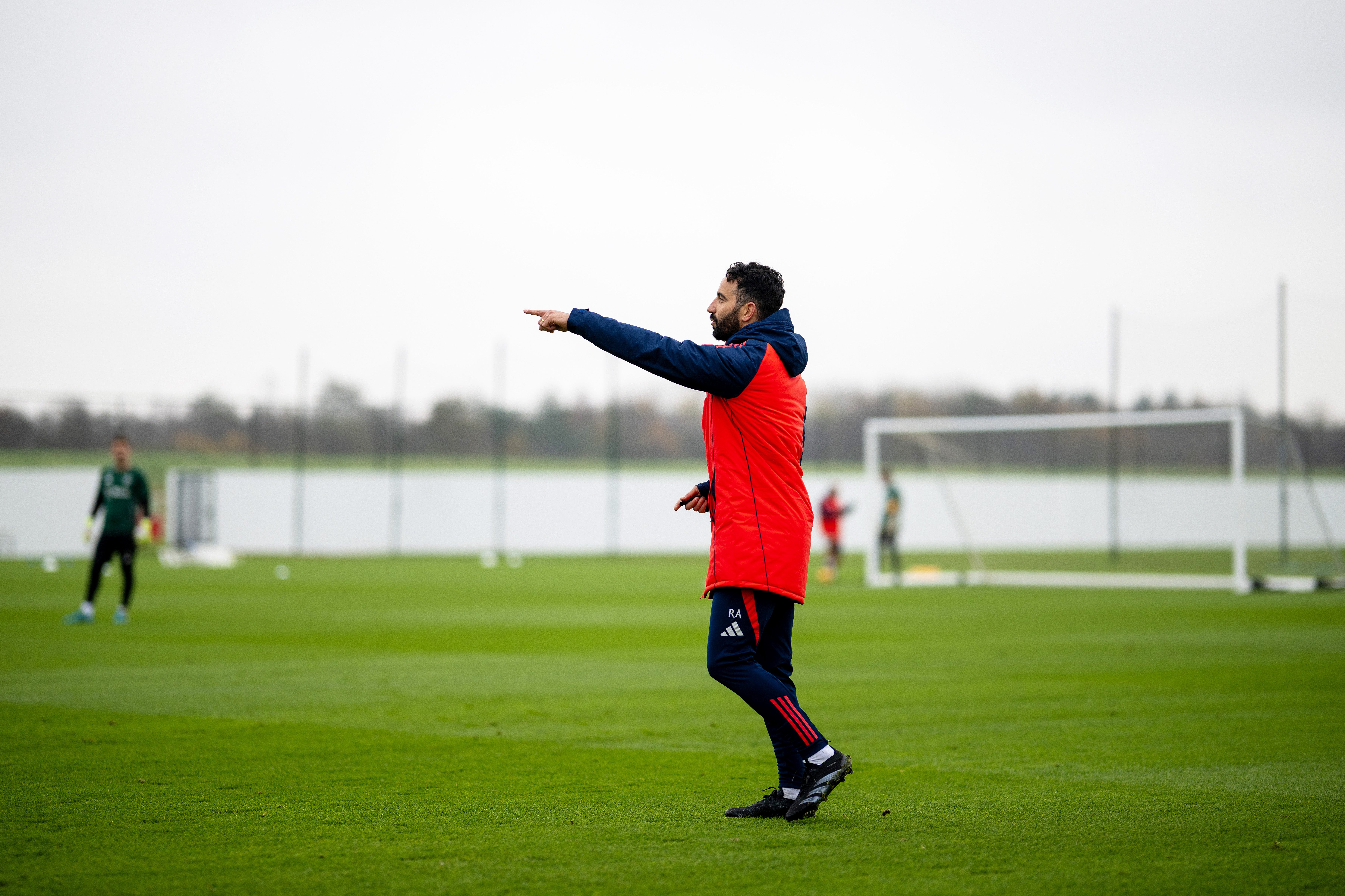 Amorim directs his new players from pitchside