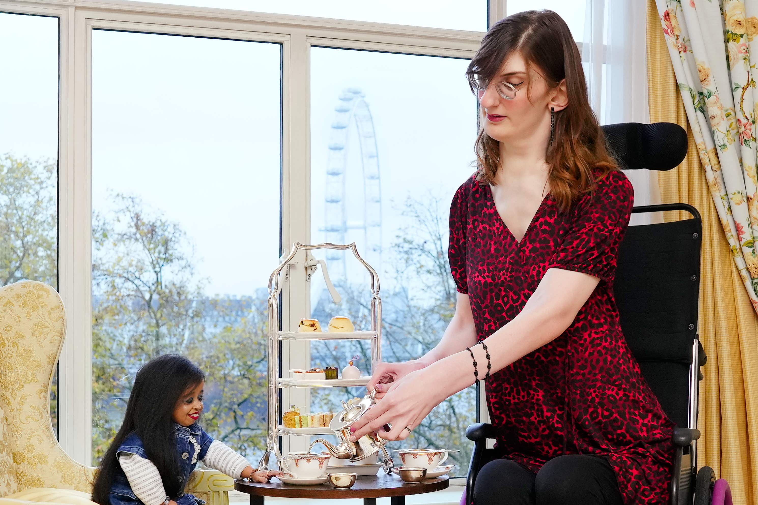 Jyoti Amge and Rumeysa Gelgi meet for the first time and share afternoon tea (Guinness World Records/PA)