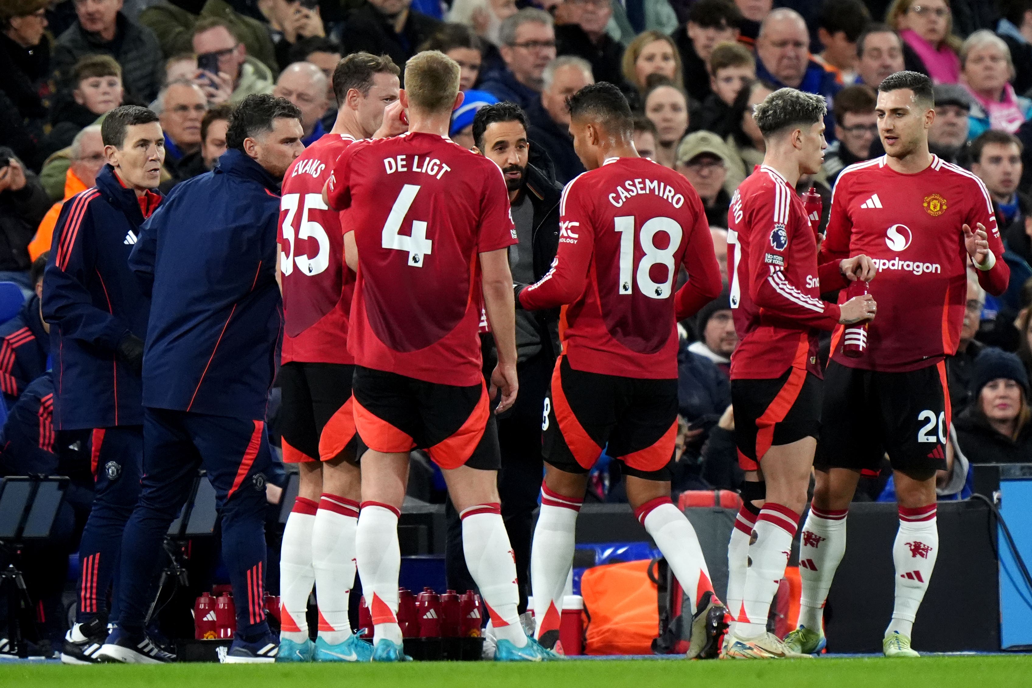 Ruben Amorim (centre) talks to his Manchester United players during the 1-1 draw at Ipswich (Bradley Collyer/PA)