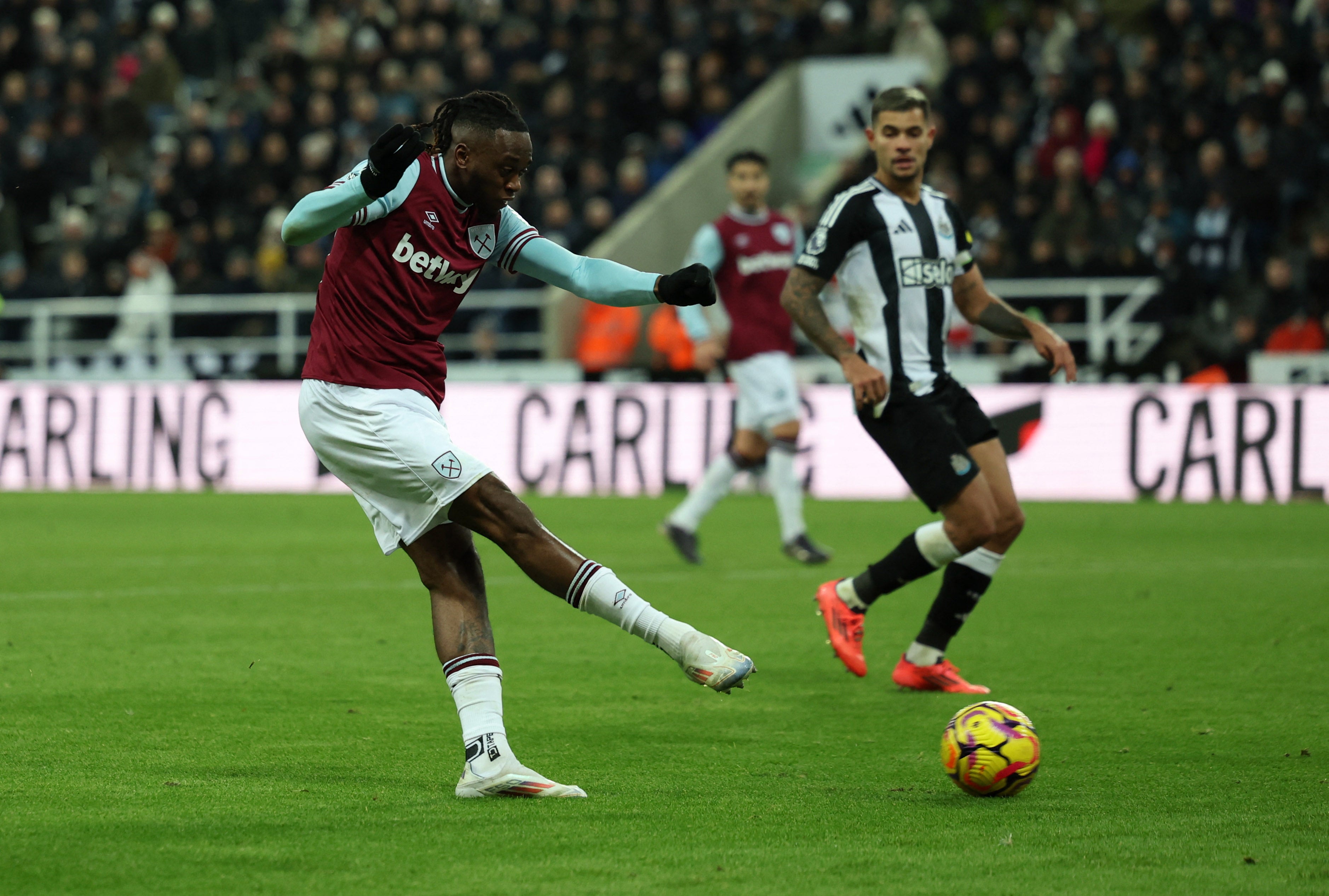 Aaron Wan-Bissaka scores West Ham’s second goal